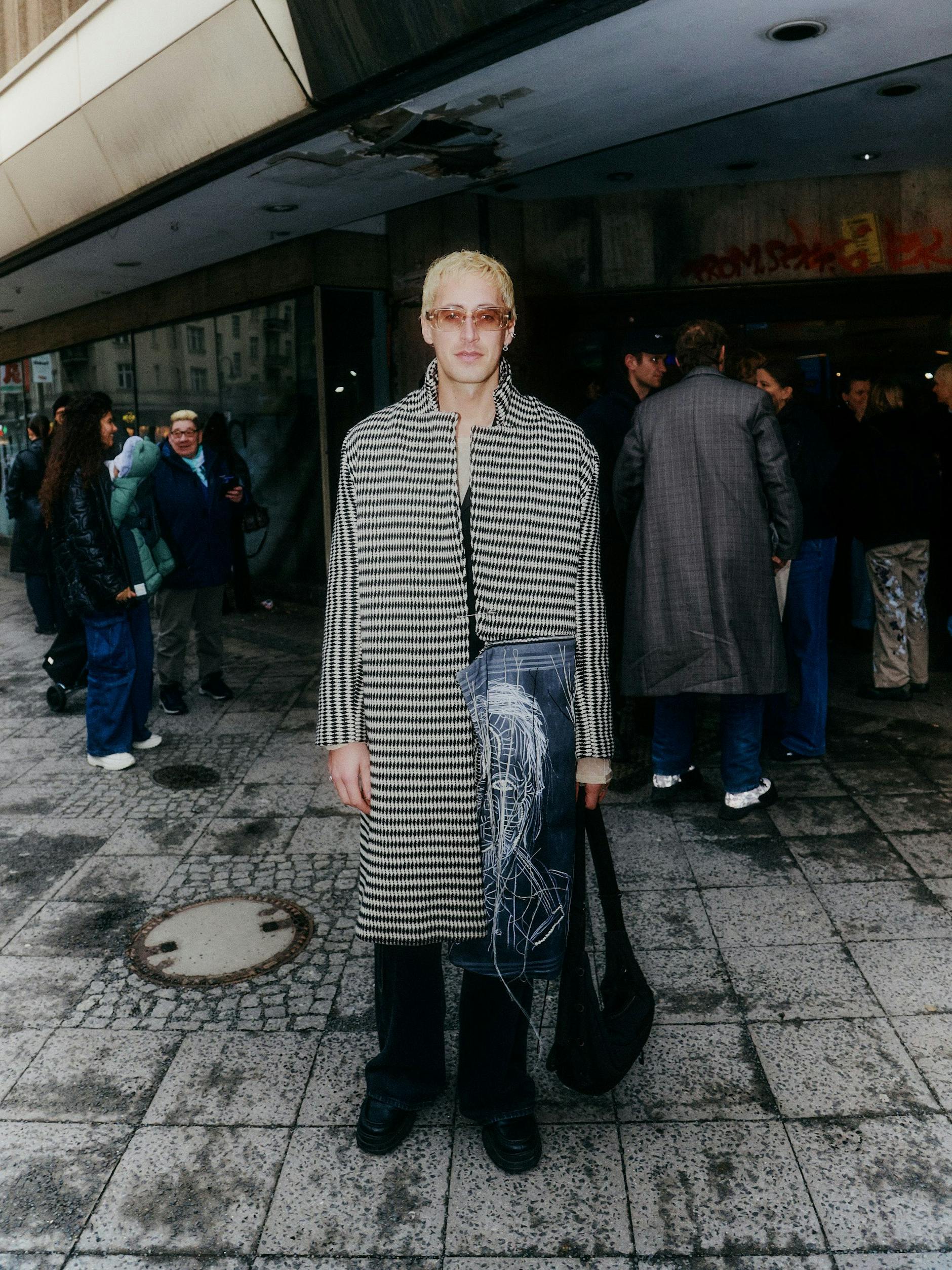 Marco ist aus der Schweiz angereist, er trägt einen Mantel von Śilpa.