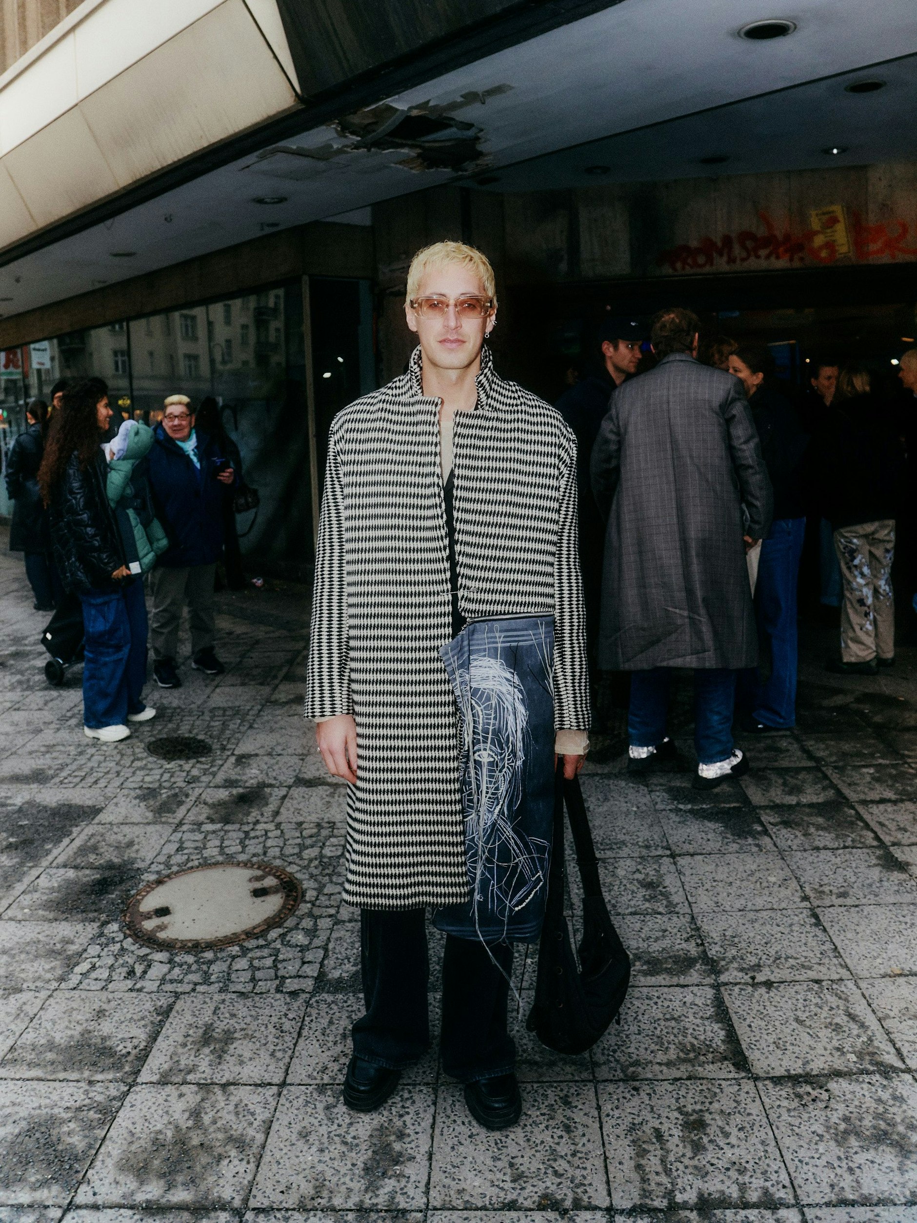 Marco ist aus der Schweiz angereist, er trägt einen Mantel von Śilpa.