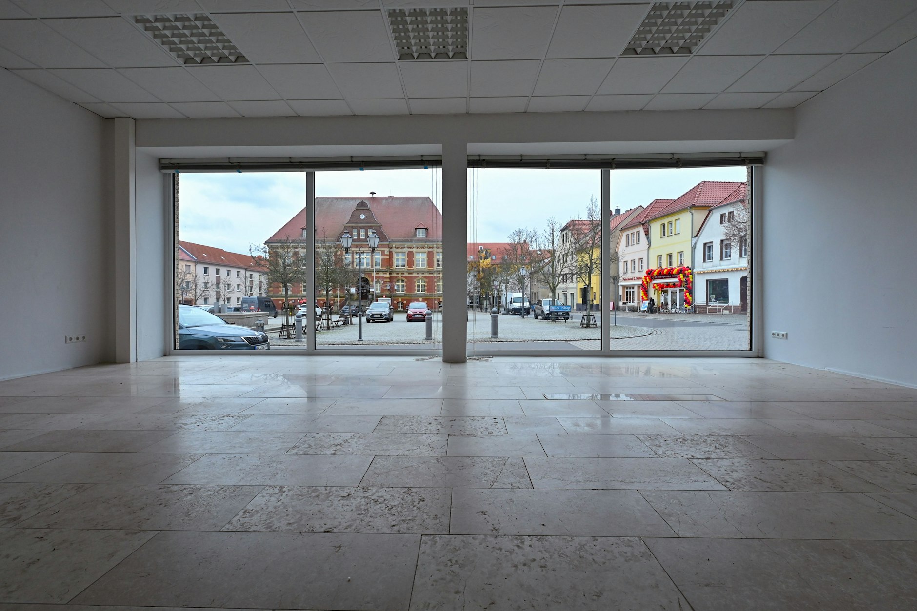 Blick aus einem leeren Geschäft auf den Marktplatz von Calau. Ein trauriges Bild in vielen Brandenburger Innenstädten: Viele Läden stehen leer.