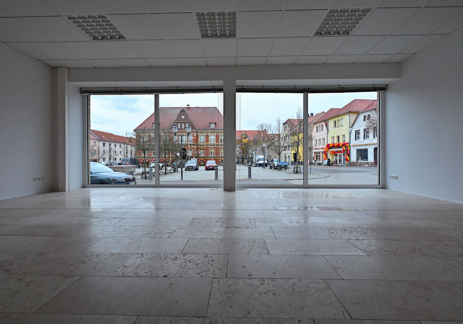 Blick aus einem leeren Geschäft auf den Marktplatz von Calau. Ein trauriges Bild in vielen Brandenburger Innenstädten: Viele Läden stehen leer.