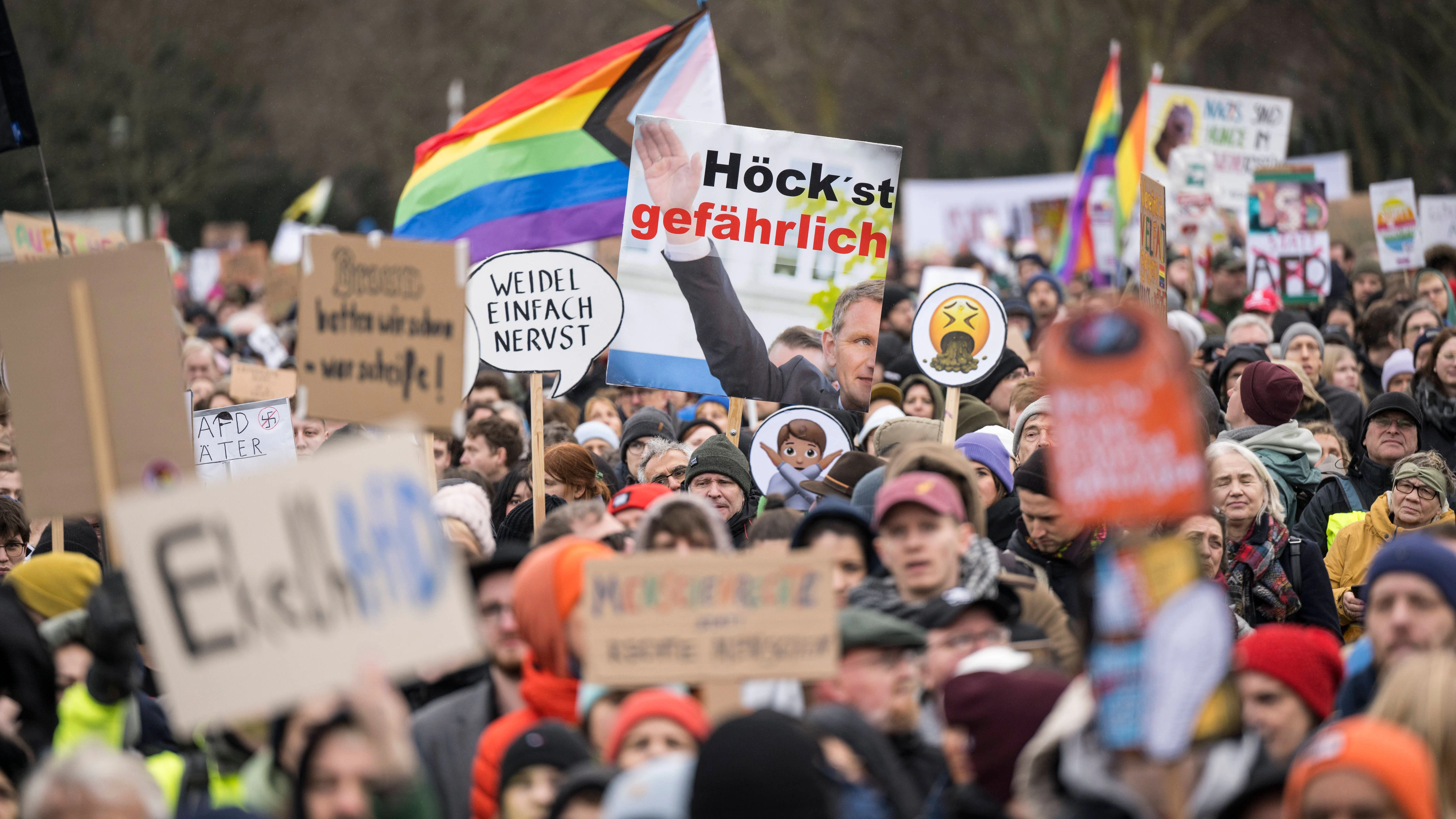 „Hand in Hand – Wir Sind Die Brandmauer gegen Rechtsextremismus“: Mehr als 150.000 Menschen demonstrierten am Wochenende in Berlin rund um das Reichstagsgebäude.