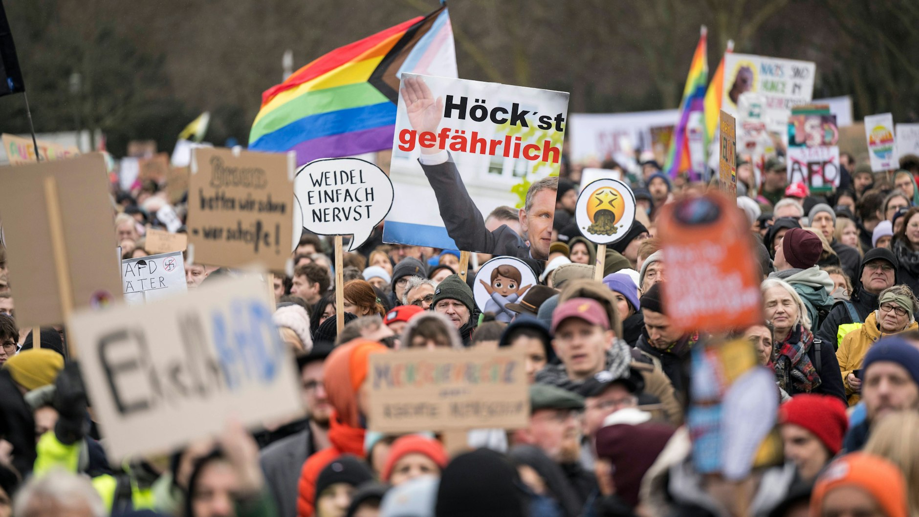 „Hand in Hand – Wir Sind Die Brandmauer gegen Rechtsextremismus“: Mehr als 150.000 Menschen demonstrierten am Wochenende in Berlin rund um das Reichstagsgebäude.