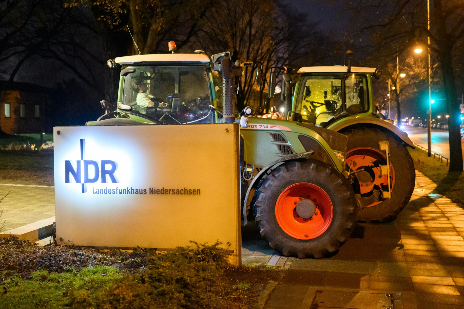 Hannover: Trecker stehen bei einer Demonstration vor dem Landesfunkhaus Niedersachsen des Norddeutschen Rundfunks (NDR).