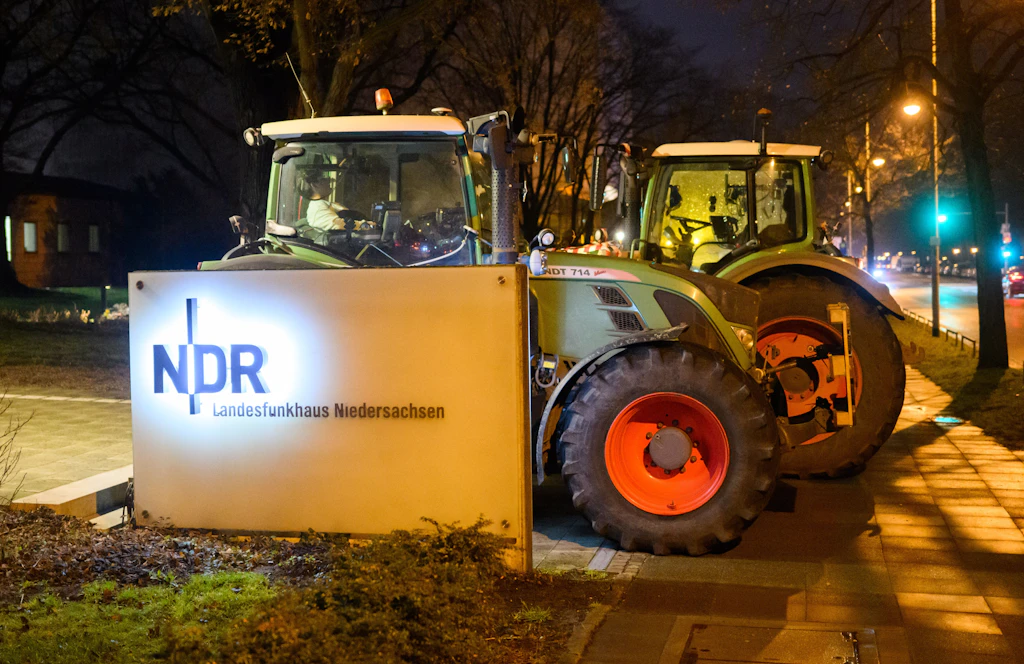 Bauern protestieren vor NDR-Funkhaus – Kritik an Medien