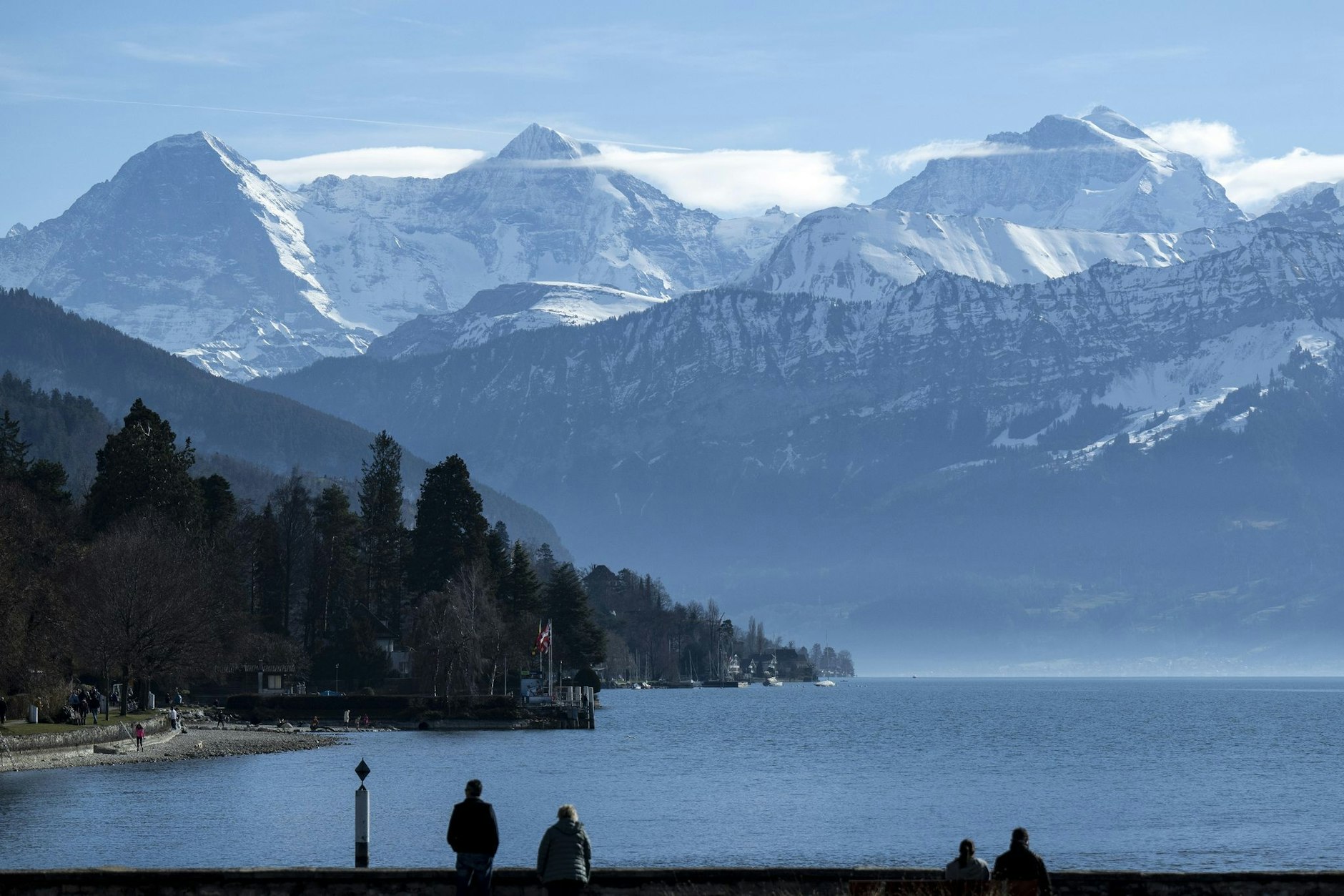 Frühlingsgefühle: Spaziergänger genießen das milde Wetter und die gute Aussicht am Schweizer Thunersee.  