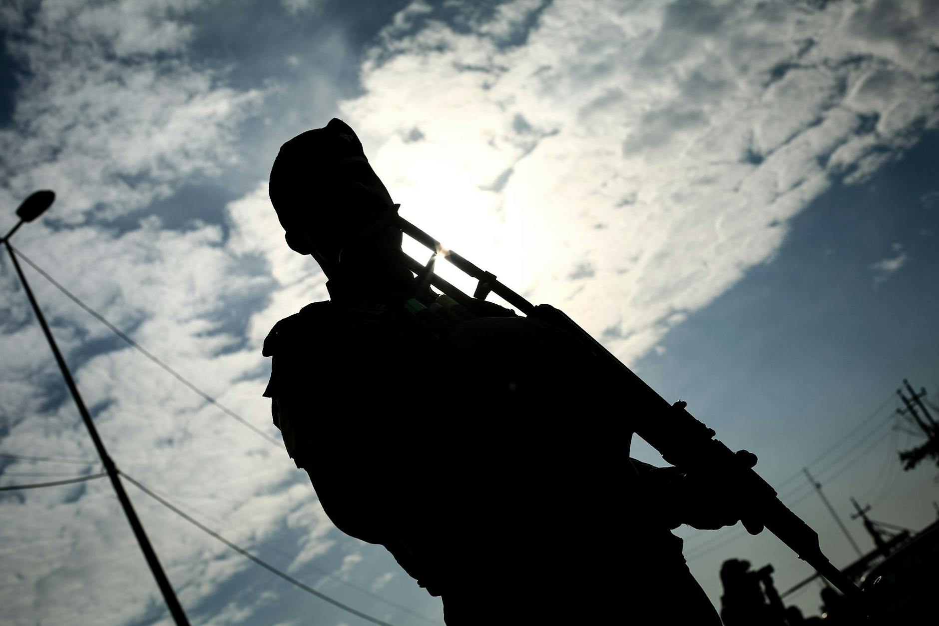 Ein Mitglied der irakischen Volksmobilisierungskräfte steht Wache in Bagdad.