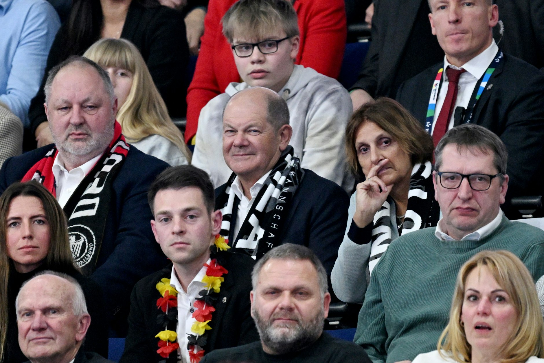 Beim EM-Handballspiel Nordmazedonien gegen Deutschland lächelt Kanzler Olaf Scholz (SPD) Mitte Januar in der Mercedes-Benz-Arena in Berlin in die Kameras, während er Buhrufe und Pfiffe erntet.