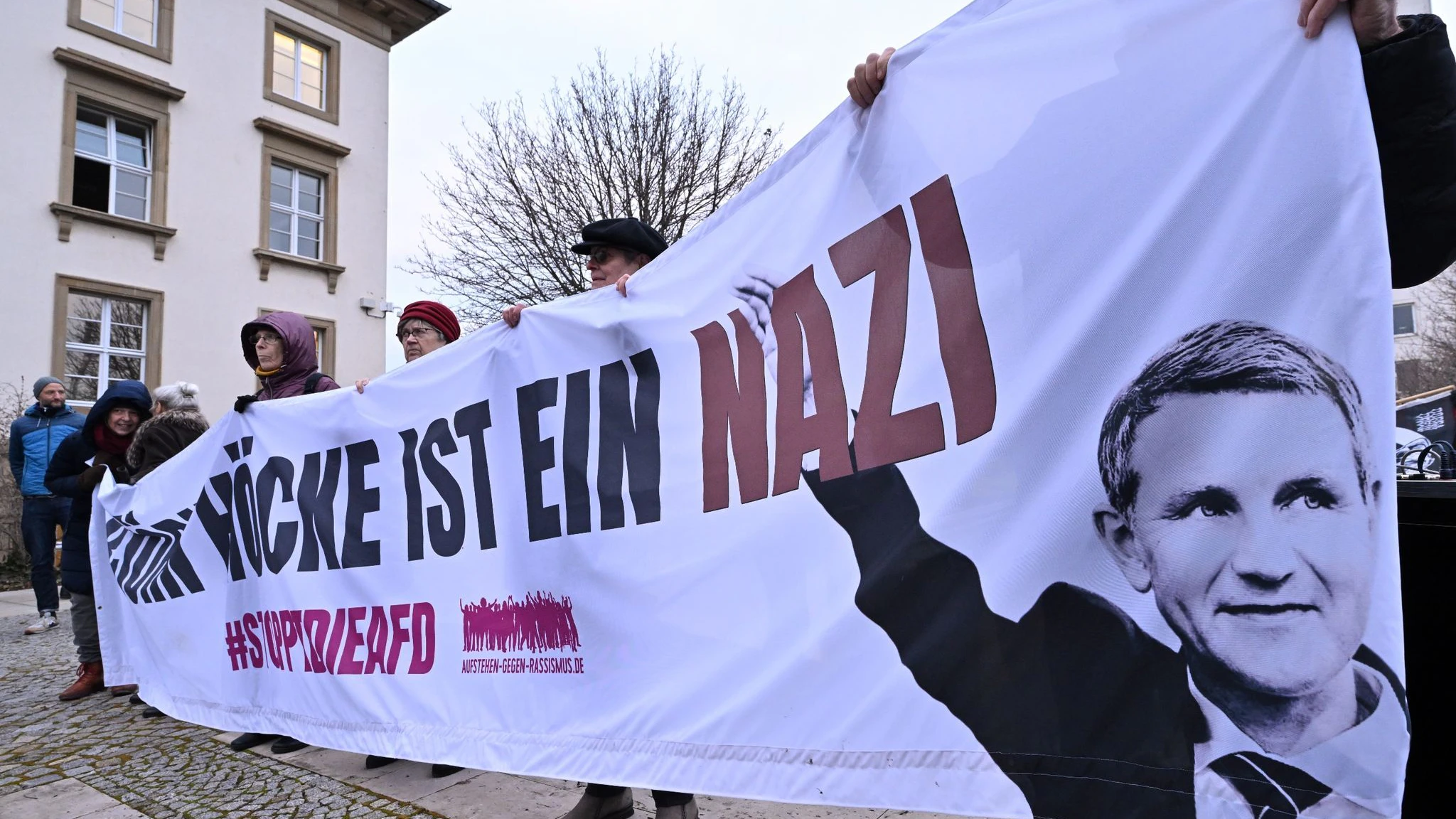 Auch in Thüringen wird gegen Rechtsextremismus und die AfD demonstriert: „Björn Höcke ist ein Nazi“  steht auf einem Transparent, das wenige Teilnehmer einer Demonstration vor dem Thüringer Landtag in Erfurt in den Händen halten.