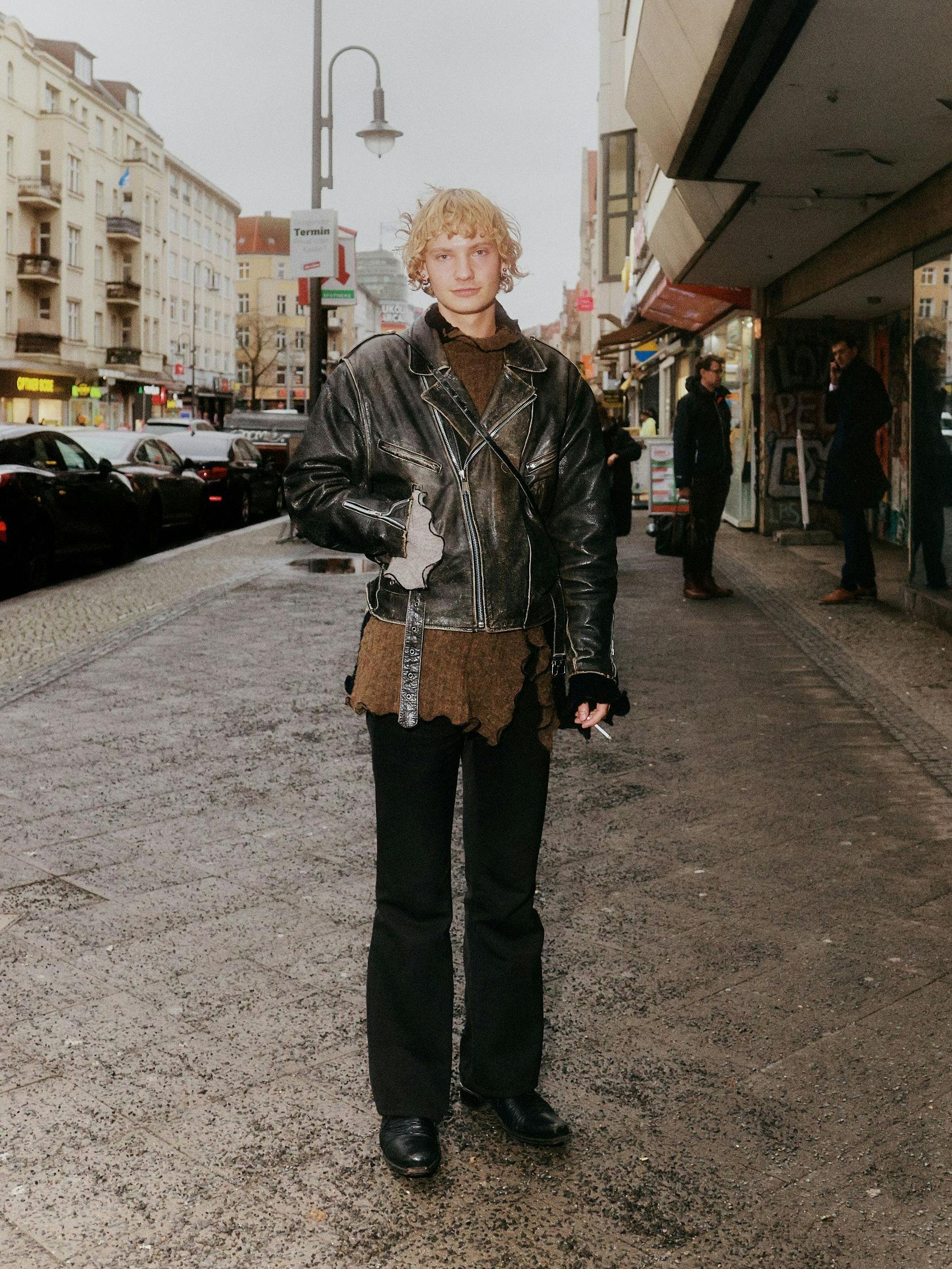 Rafael arbeitet bei Nest Model Management. Unter der Vintage-Bikerjacke trägt er einen Strickpullover des deutschen Designer-Duos Ottolinger.