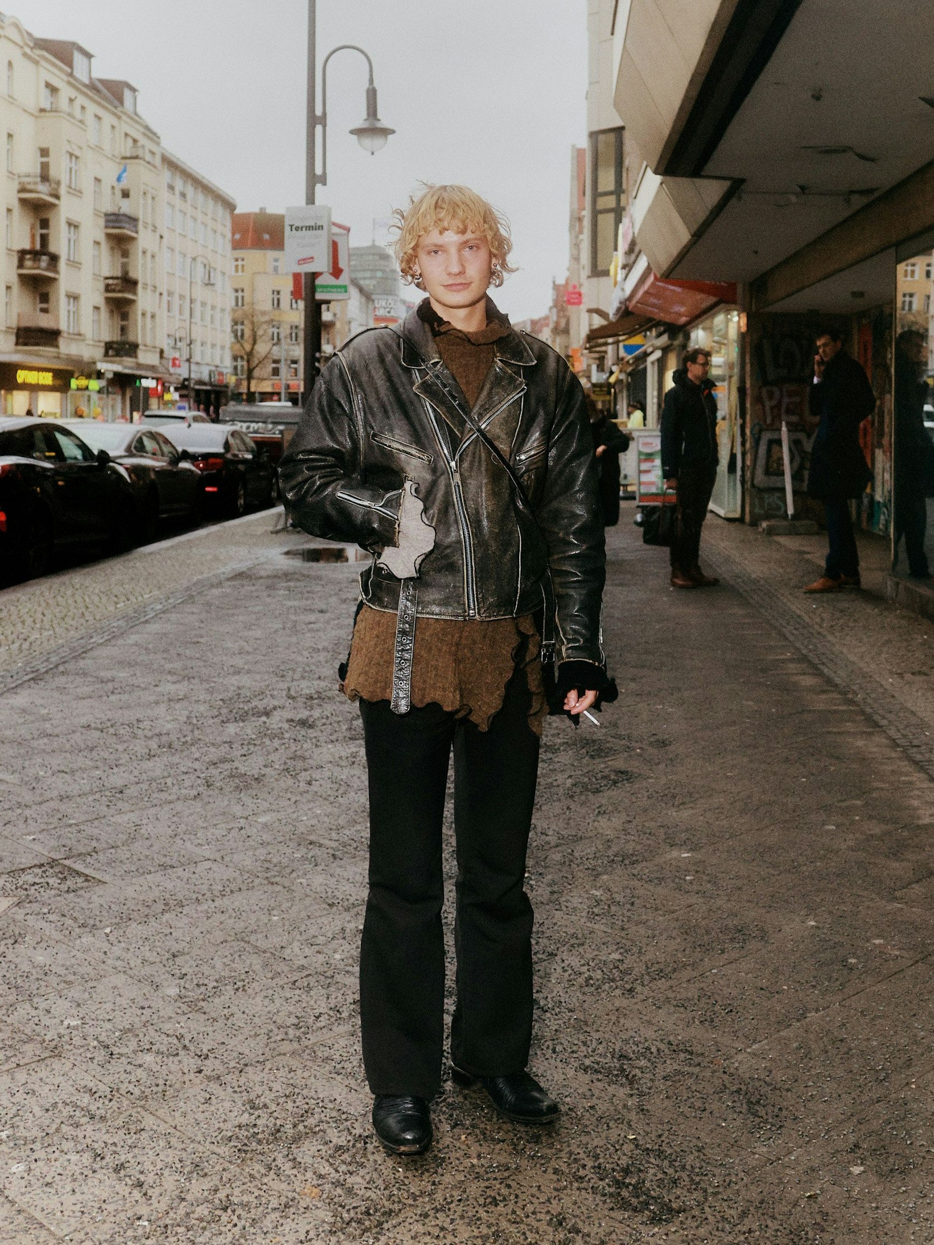 Rafael arbeitet bei Nest Model Management. Unter der Vintage-Bikerjacke trägt er einen Strickpullover des deutschen Designer-Duos Ottolinger.