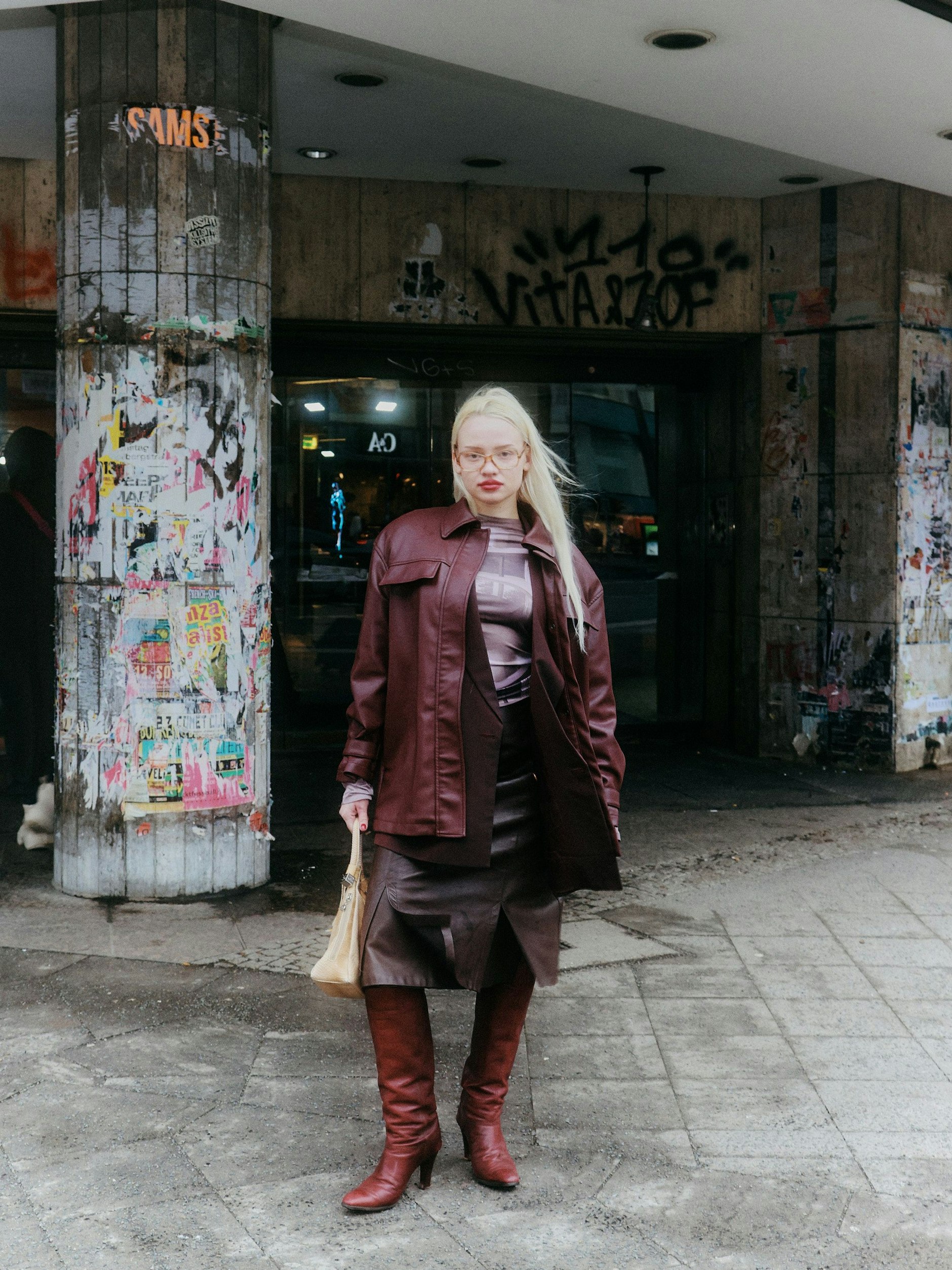 Vladas bordeaux-farbenes Outfit ist komplett vintage.