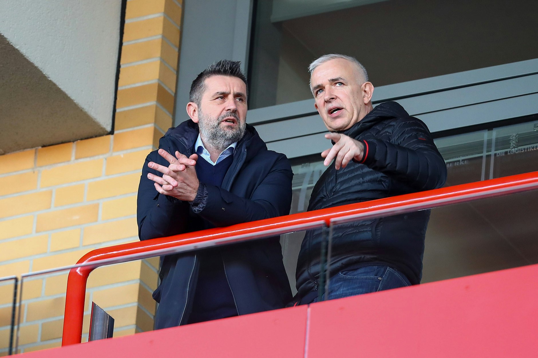 Dirk Zingler (59) stärkt Cheftrainer Nenad Bjelica (52, l.) zwar den Rücken. Ein klares Bekenntnis kommt aber auch dem Präsidenten des 1. FC Union nicht über die Lippen.