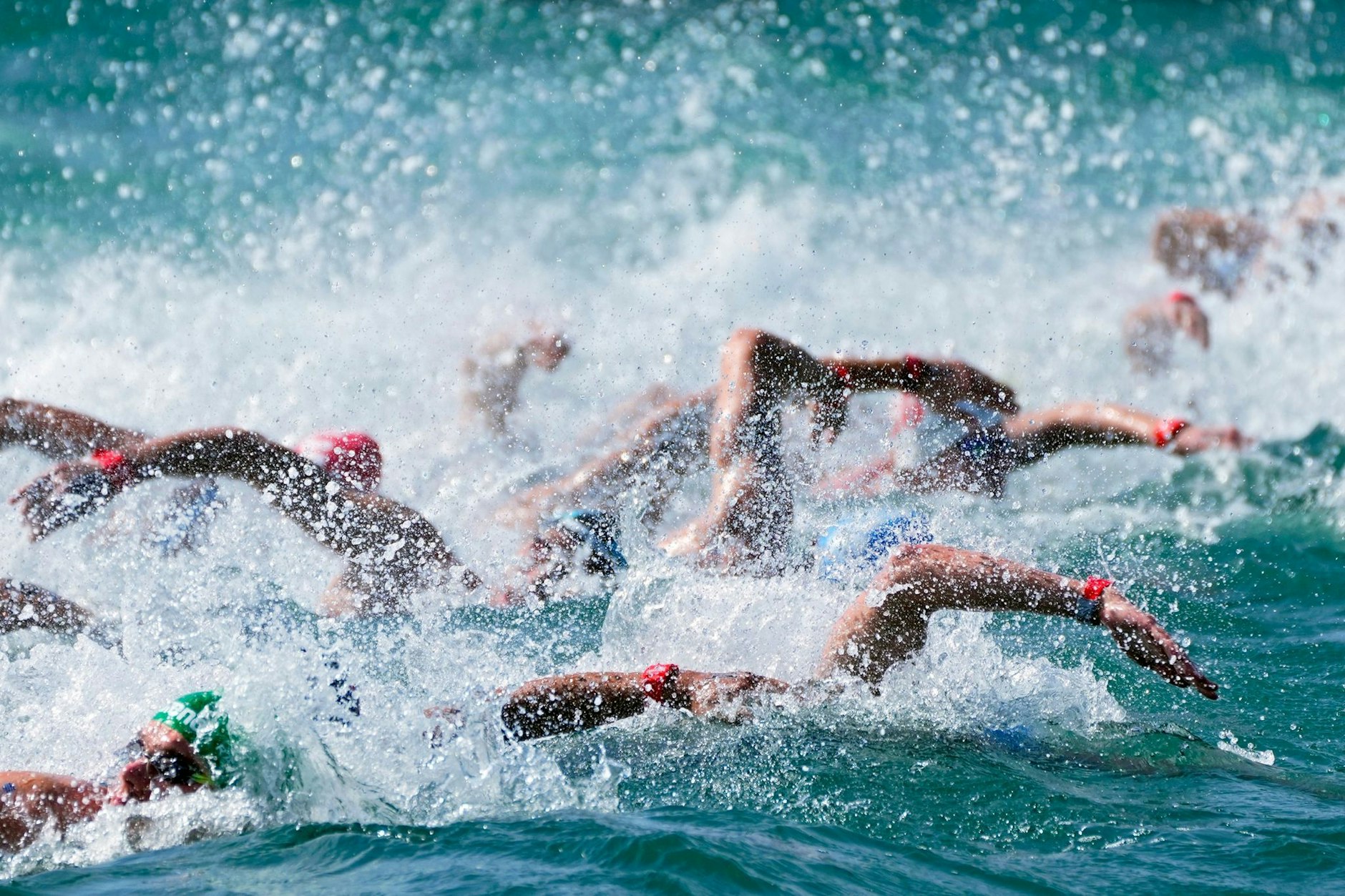 Schwimmer in Aktion im Freiwasser über zehn Kilometer bei der Schwimm-WM in Katar.  