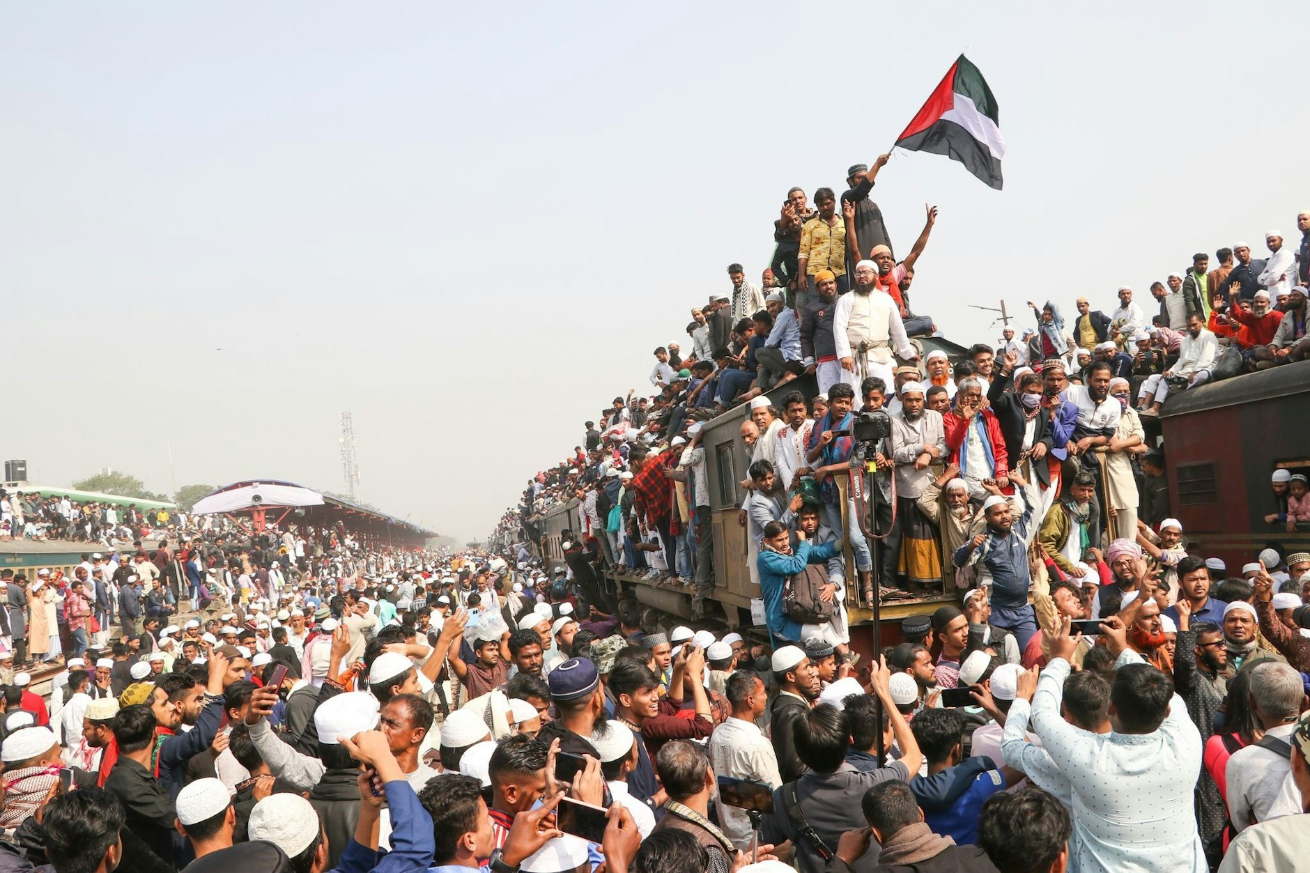 Muslimische Gläubige reisen in überfüllten Zügen, nachdem sie das Abschlussgebet Akheri Munajat beim Biswa Ijtema besucht haben.  