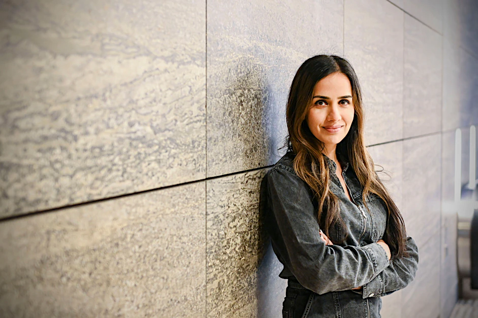 Annahita Esmailzadeh, 31, ist Führungskraft bei Microsoft und eine starke Stimme in der Tech-Welt. In einem Interview mit der Berliner Zeitung spricht sie über Vorurteile und Stereotype in der Arbeitswelt, Karriere und den Umgang mit dem Rechtsextremismus.&nbsp;