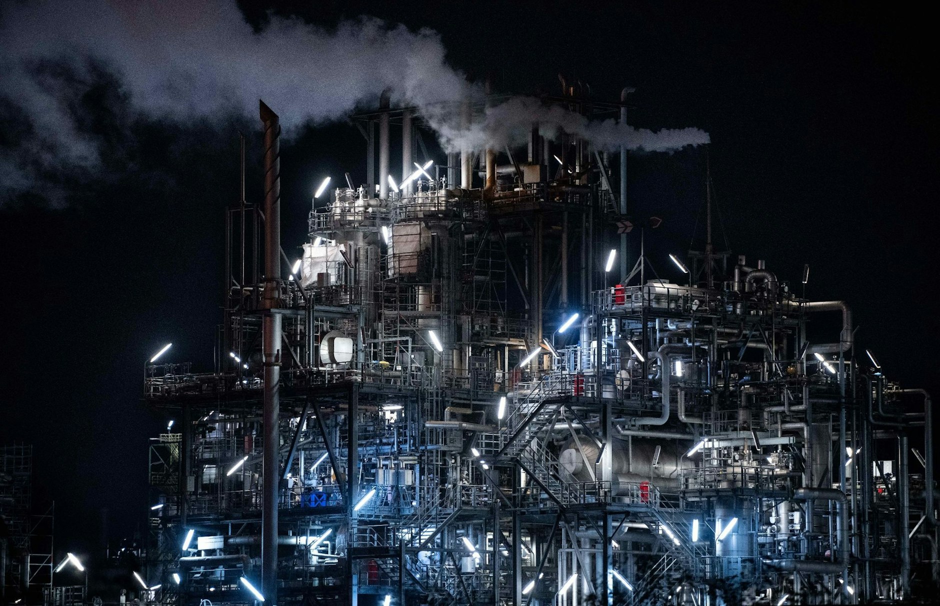 Dampf steigt aus Türmen der Anlage des OQ Werk Ruhrchemie in Oberhausen auf. Zum Schwerpunkt der Produktpalette gehören Oxo-Intermediates & Oxo-Derivative. Die werden von Kunden unter anderem zu Schmierstoffen, Pharmazeutika und lösungsfreien Lacken weiterverarbeitet.  