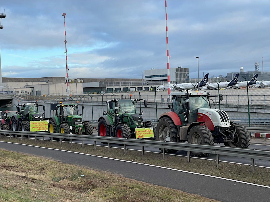 Traktoren am Flughafen Frankfurt.  