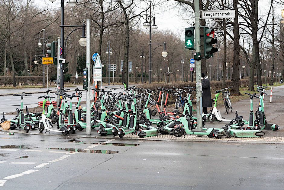 Am 1. Januar: Die Tiergartenstraße, Ecke Hofjägerallee war mit E-Scootern vollgerümpelt.