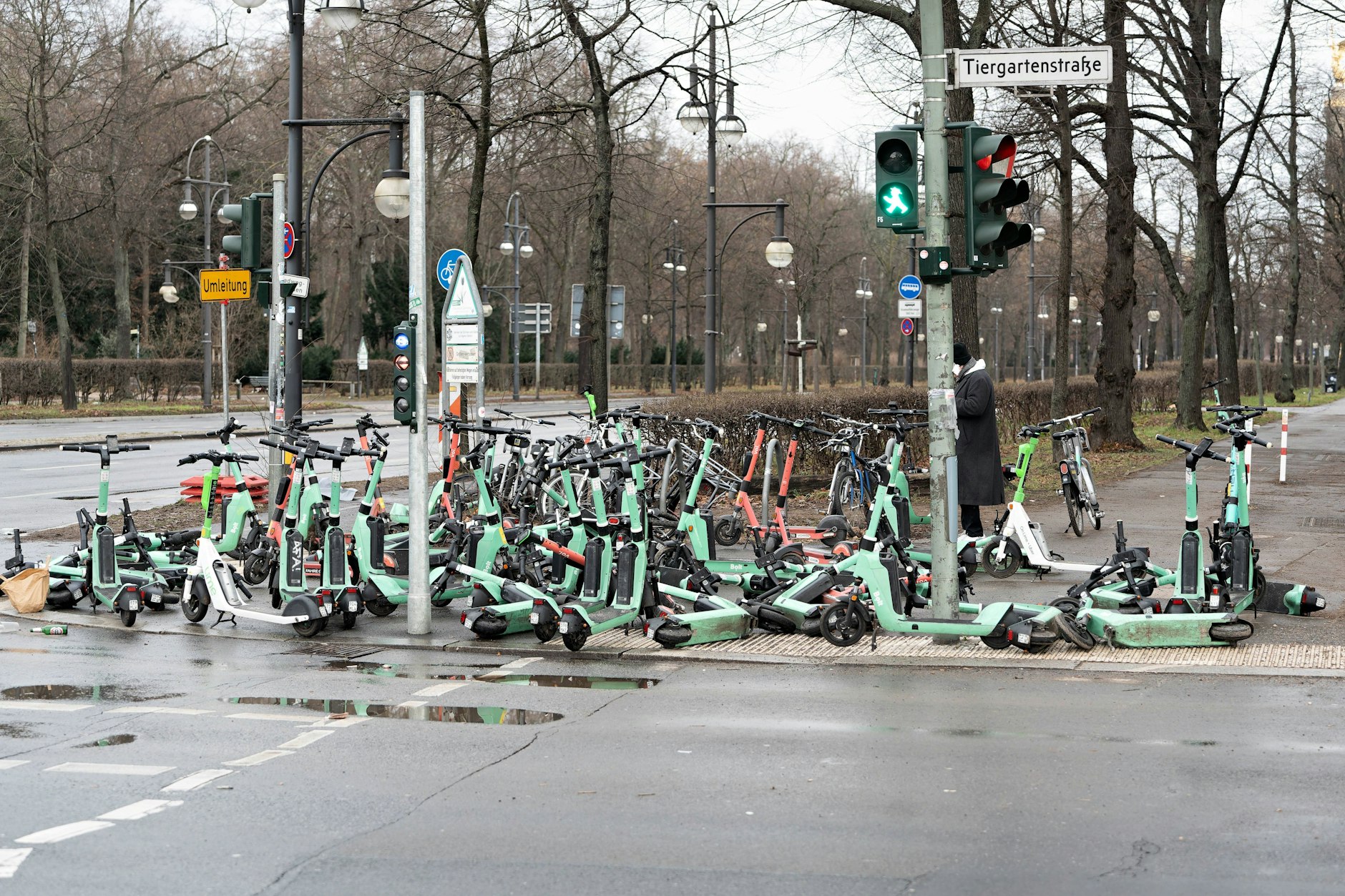 Am 1. Januar: Die Tiergartenstraße, Ecke Hofjägerallee war mit E-Scootern vollgerümpelt.