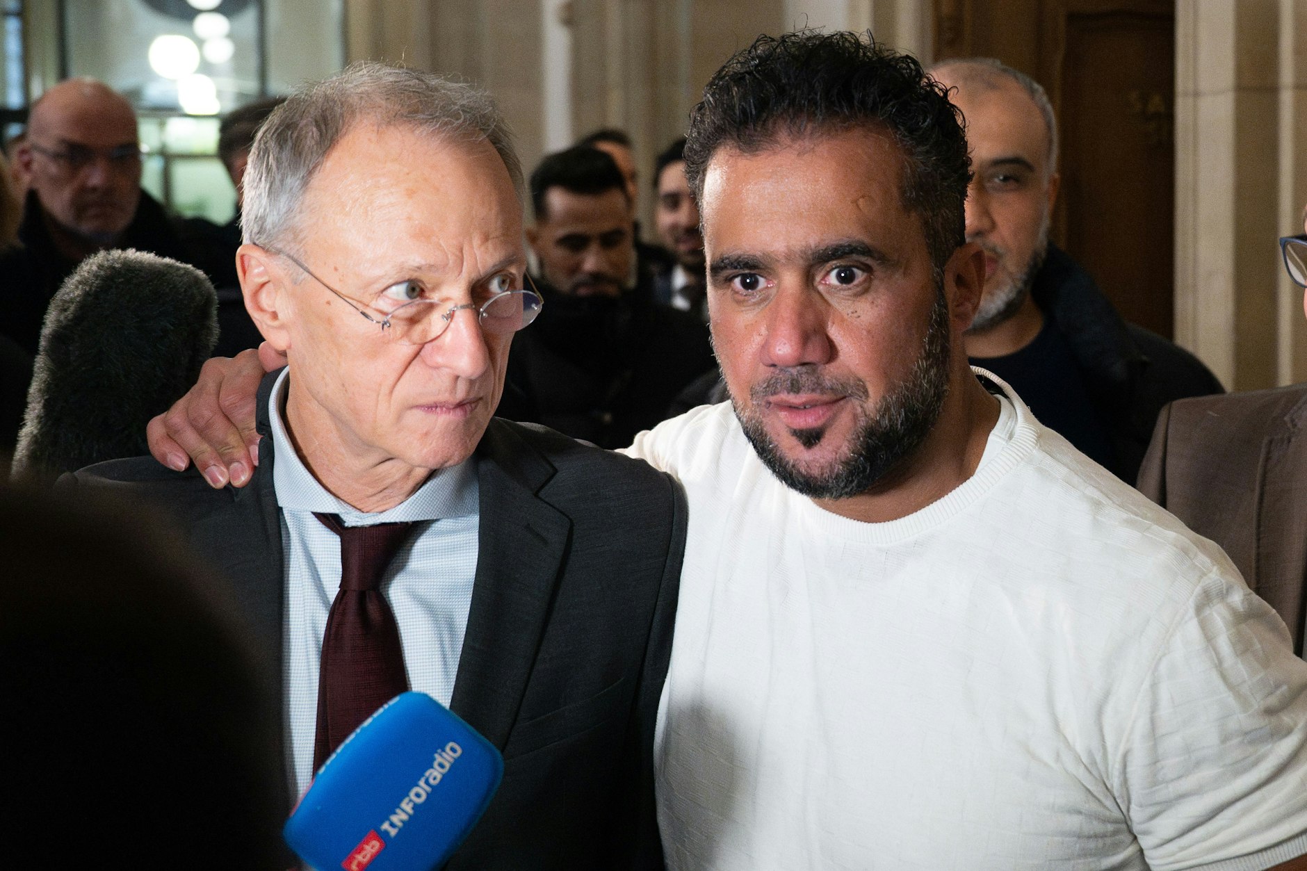 Der Hauptangeklagte Arafat Abou-Chaker (r.) verlässt nach der Urteilsverkündung mit seinem Anwalt Hansgeorg Birkhoff den Gerichtssaal.