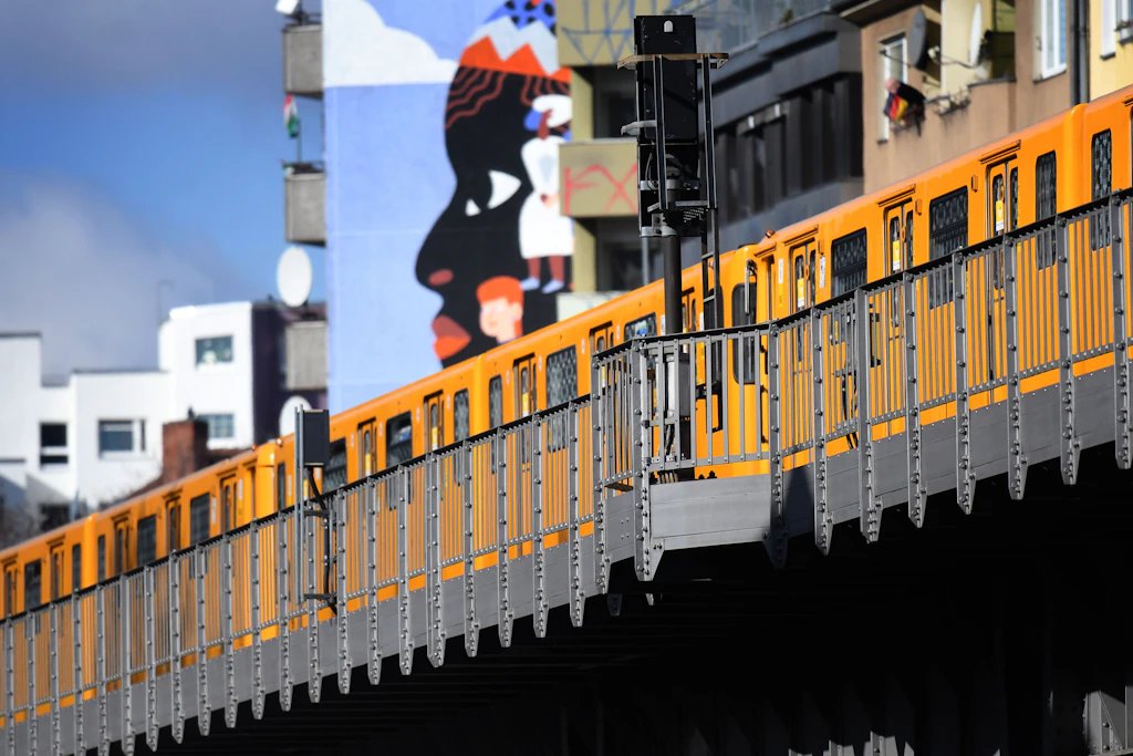 Vandalismus oder Kunst? Lila leuchtende U-Bahn fährt durch Berlin