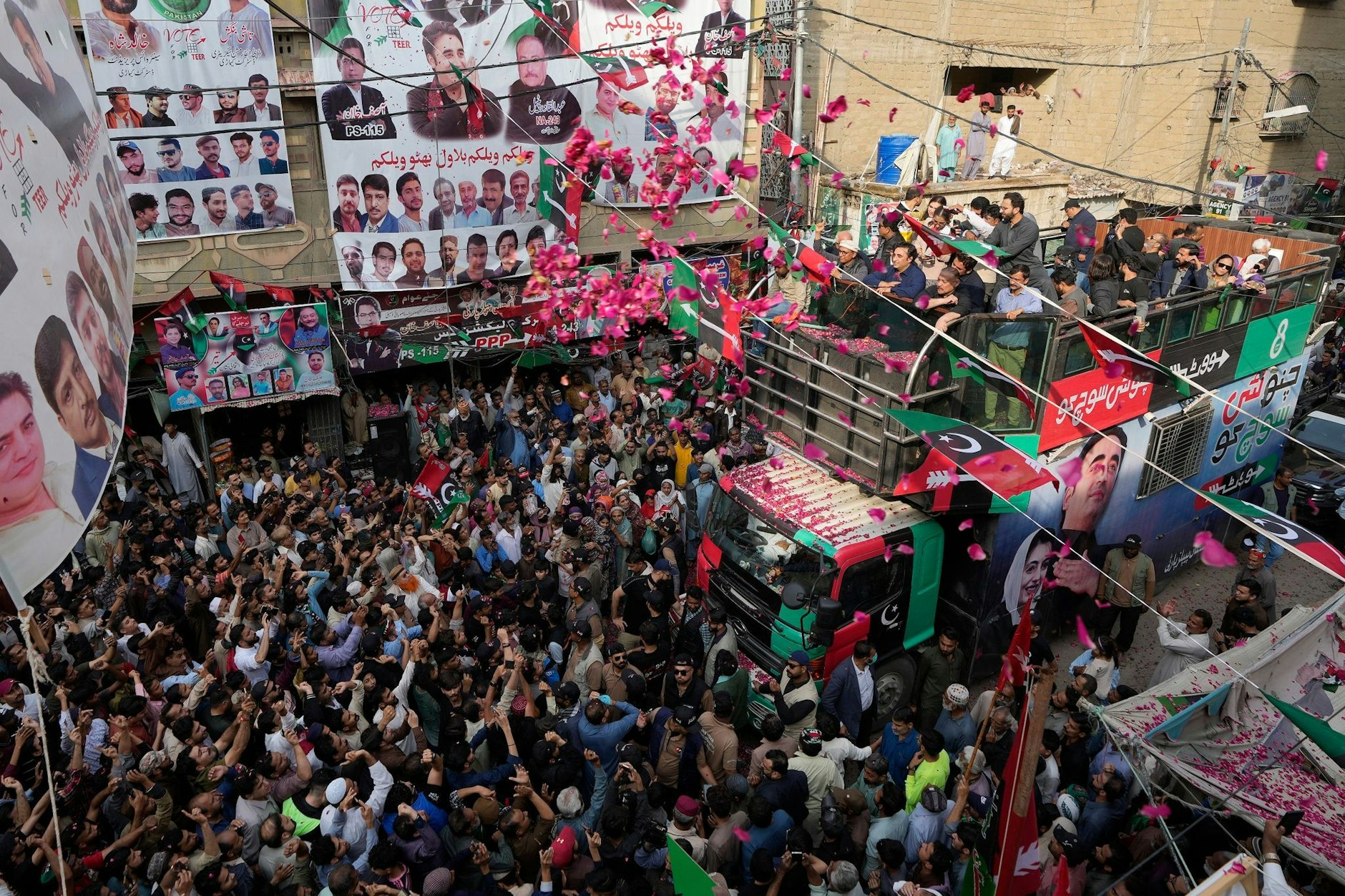 Drei Tage vor den Parlamentswahlen in Pakistan versucht die Pakistanische Volkspartei, die Wählerschaft von sich zu überzeugen und zieht mit einem großen Lastwagen durch die Straßen der Stadt Karachi.  