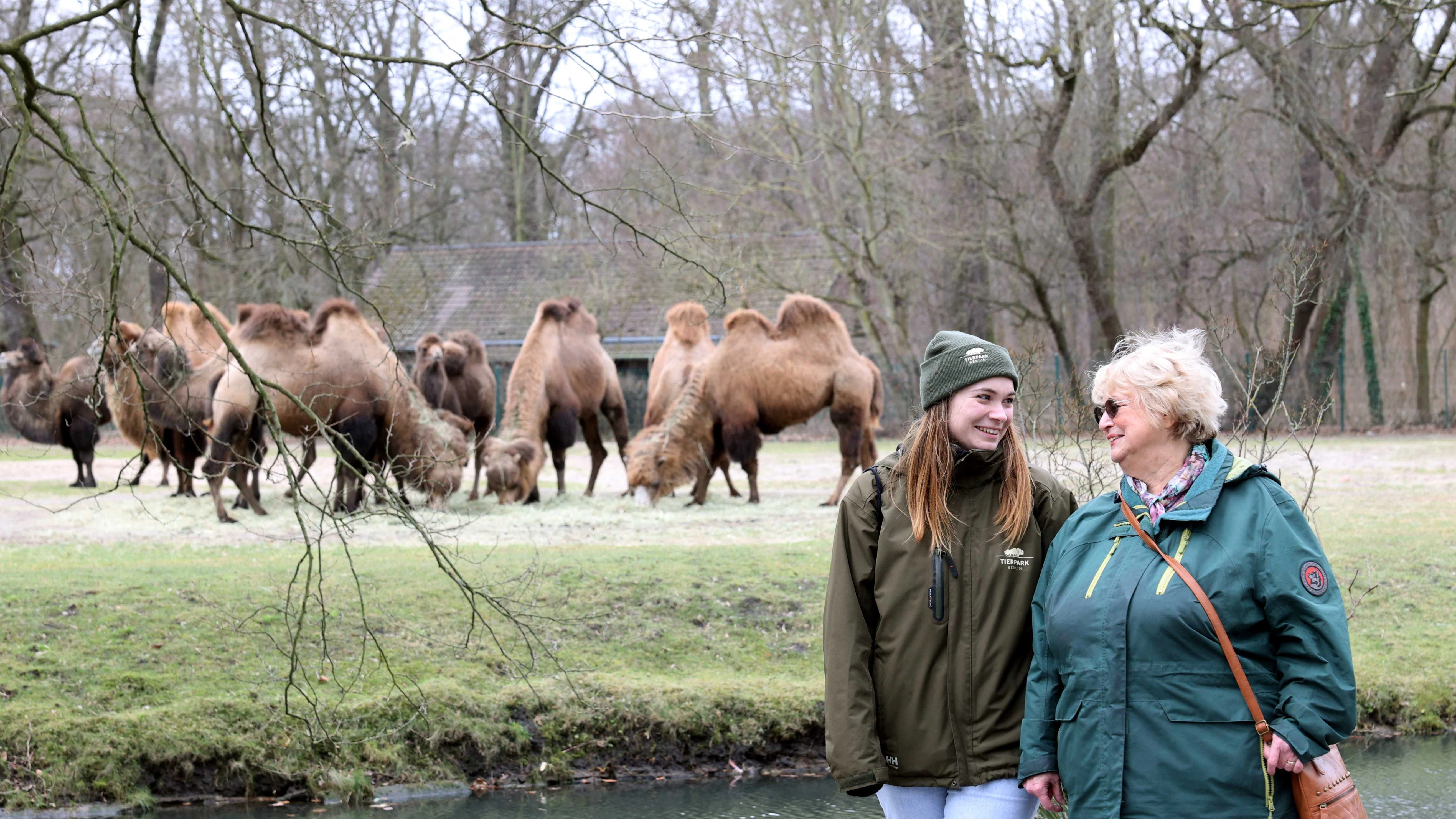 Ulrike Barthel und Ehrenamt-Verantwortliche Maike Hausmann fachsimpeln an der Kamelwiese im Tierpark Berlin.