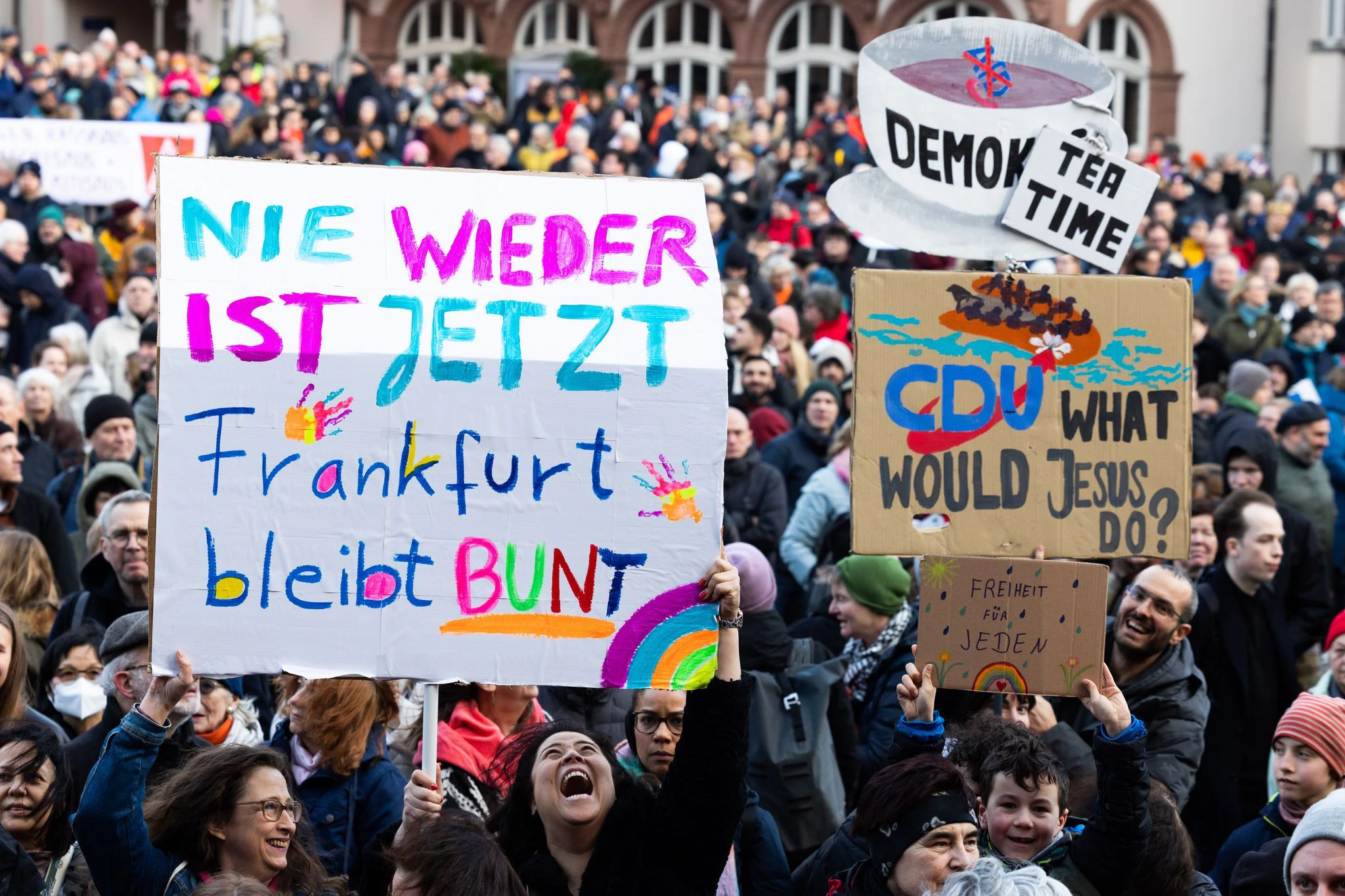 Tausende demonstrieren in Frankfurt gegen Rechtsextremismus.  