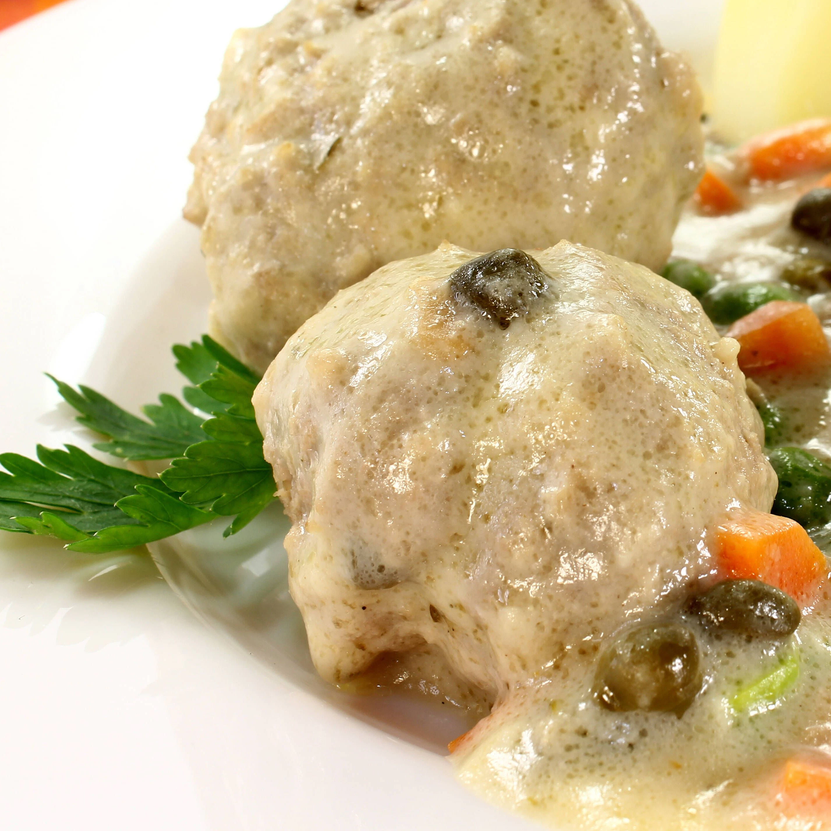 Leichte Königsberger Klopse lassen sich auch gut mit Gemüse servieren.&nbsp;