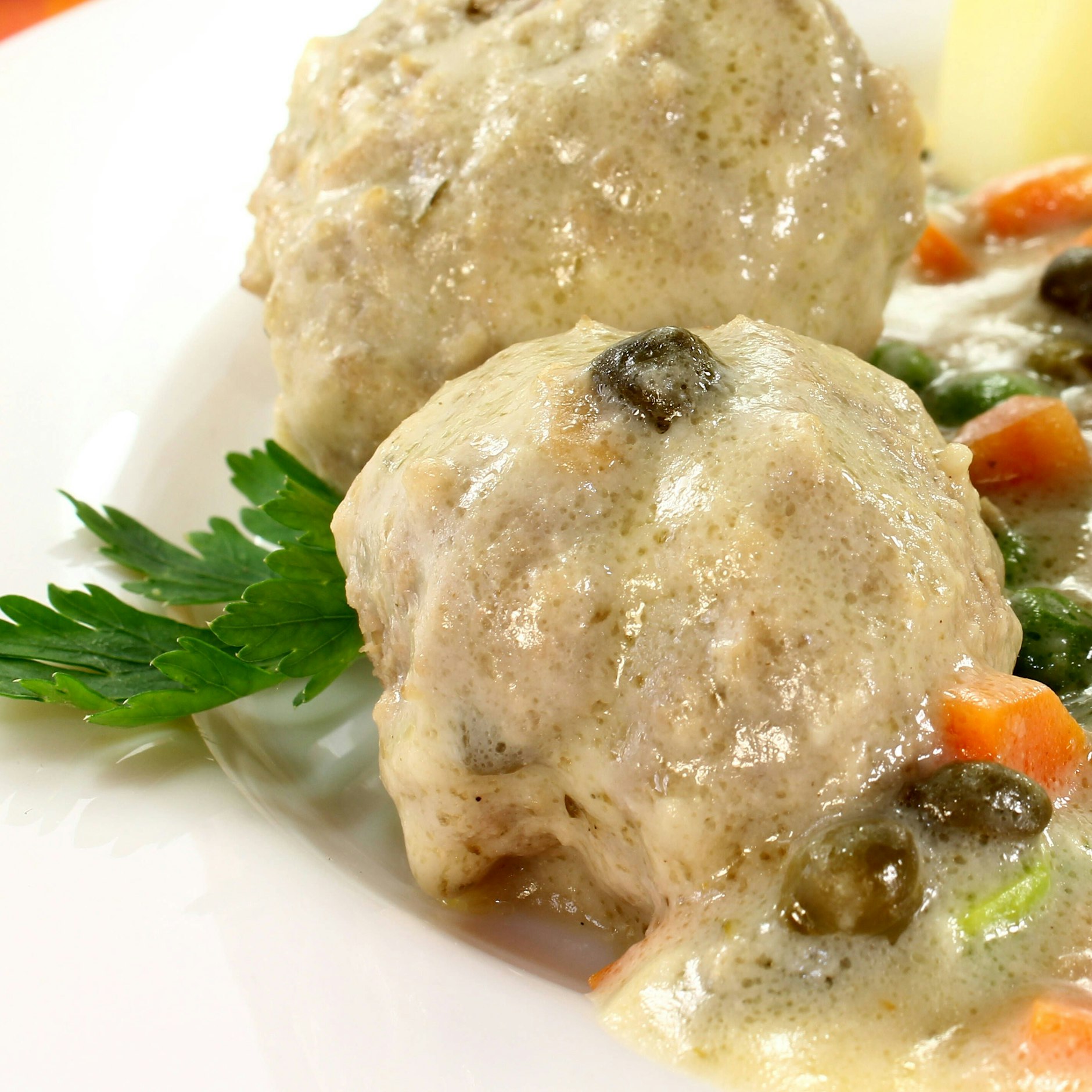 Leichte Königsberger Klopse lassen sich auch gut mit Gemüse servieren.&nbsp;