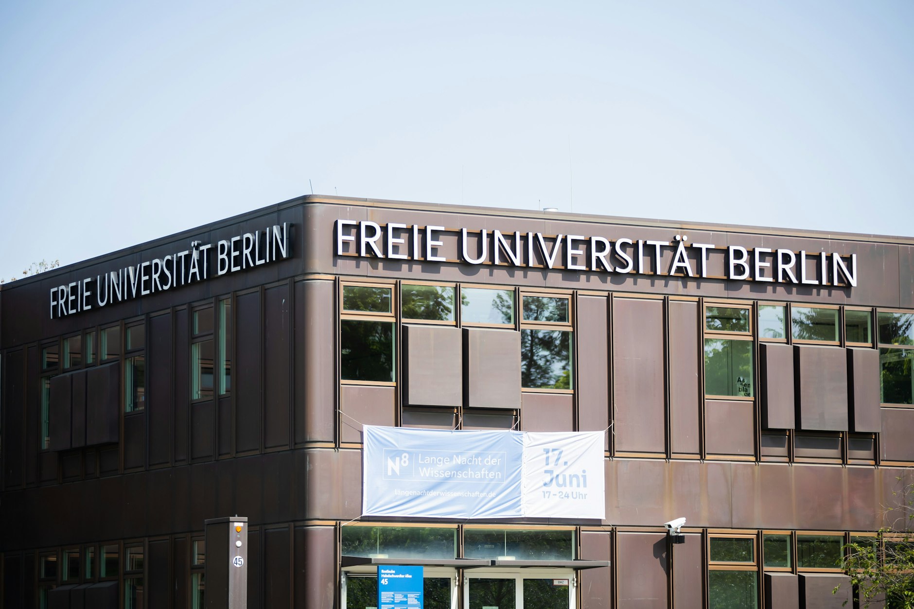 Rauswurf gefordert: der Schriftzug der Freien Universität (FU) Berlin an einem Gebäudekomplex