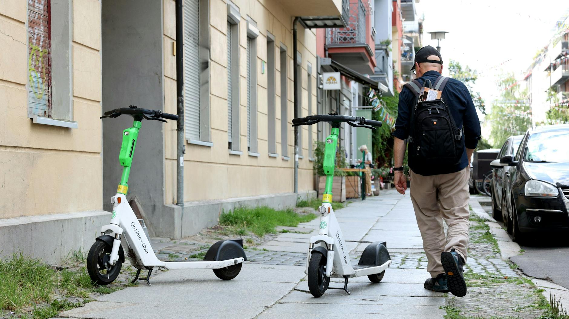 Der typische Berliner Hindernis-Parcours: E-Roller stehen mitten auf dem Bürgersteig im Weg.