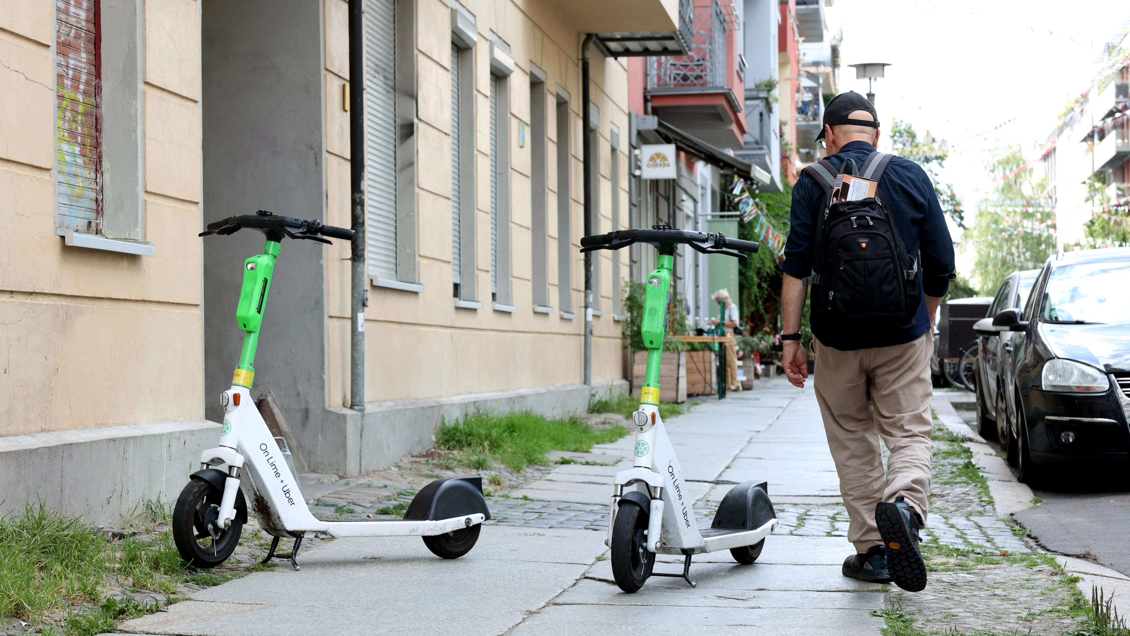 Der typische Berliner Hindernis-Parcours: E-Roller stehen mitten auf dem Bürgersteig im Weg.