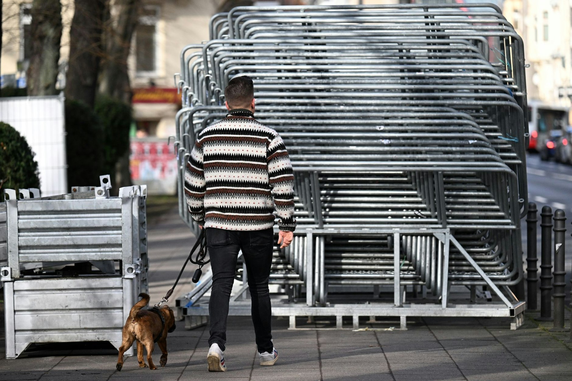Ausweichmanöver beim Spaziergang: Absperrgitter, die für die Karnevalsumzüge in Köln aufgestellt werden sollen, stehen auf einem Gehsteig bereit. In drei Tagen beginnt in der Domstadt der Straßenkarneval.  