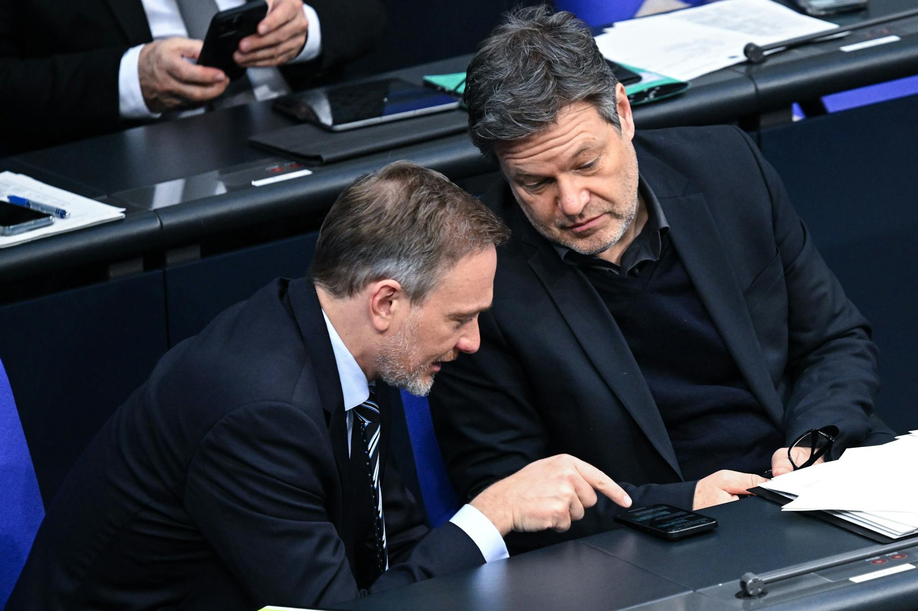 Fällt der Soli weg, muss das Geld woanders herkommen. Finanzminister Christian Lindner (FDP) und Wirtschaftsminister Robert Habeck (Grüne), im Bundestag.