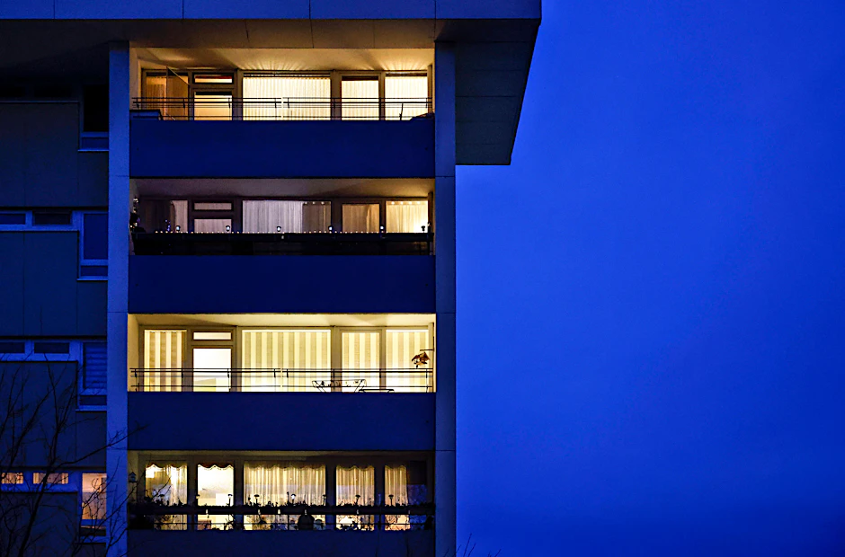 Beleuchtete Wohnungen in einem Hochhaus der Gropiusstadt