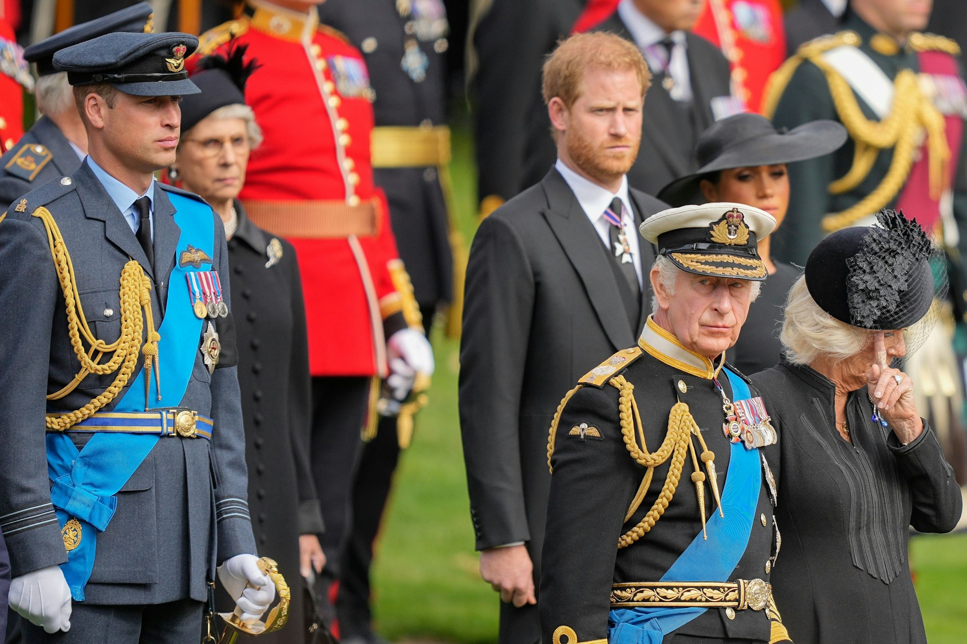 König Charles III. (vorne rechts), Königin Camilla, Prinz Harry und Prinz William sehen zu, wie der Sarg von Königin Elizabeth II. nach dem Staatsbegräbnis in der Westminster Abbey im Zentrum Londons in den Leichenwagen gelegt wird. 