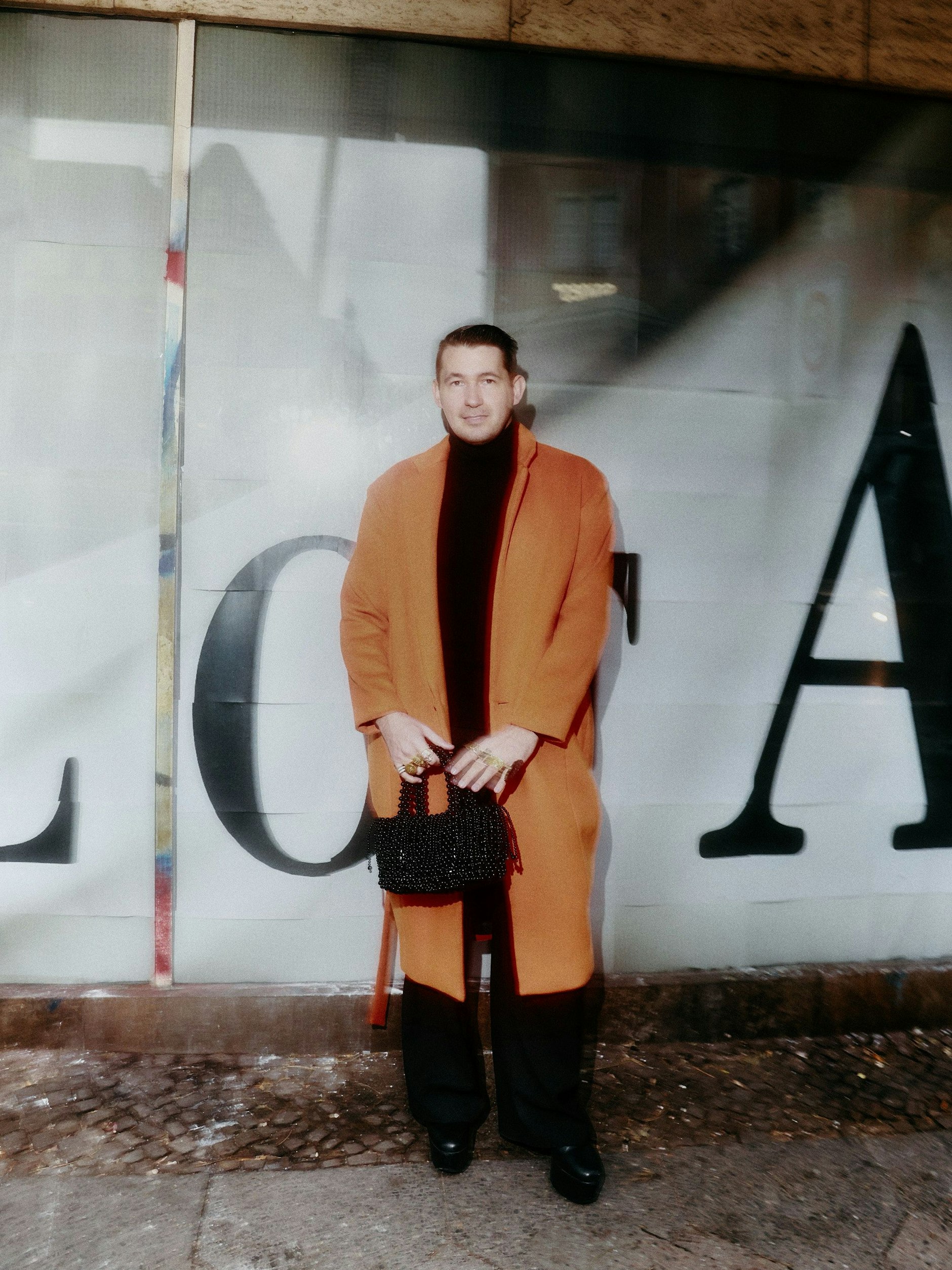 Der Modekritiker Hanan ist aus Florida angereist, er trägt einen Mantel des Berliner Designers William Fan. Auf seinem Instagram-Account&nbsp;<a target="_blank" rel="nofollow" href="https://www.instagram.com/ideservecouture/?hl=de">@ideservecouture</a>&nbsp;folgen ihm 232.000 Menschen.