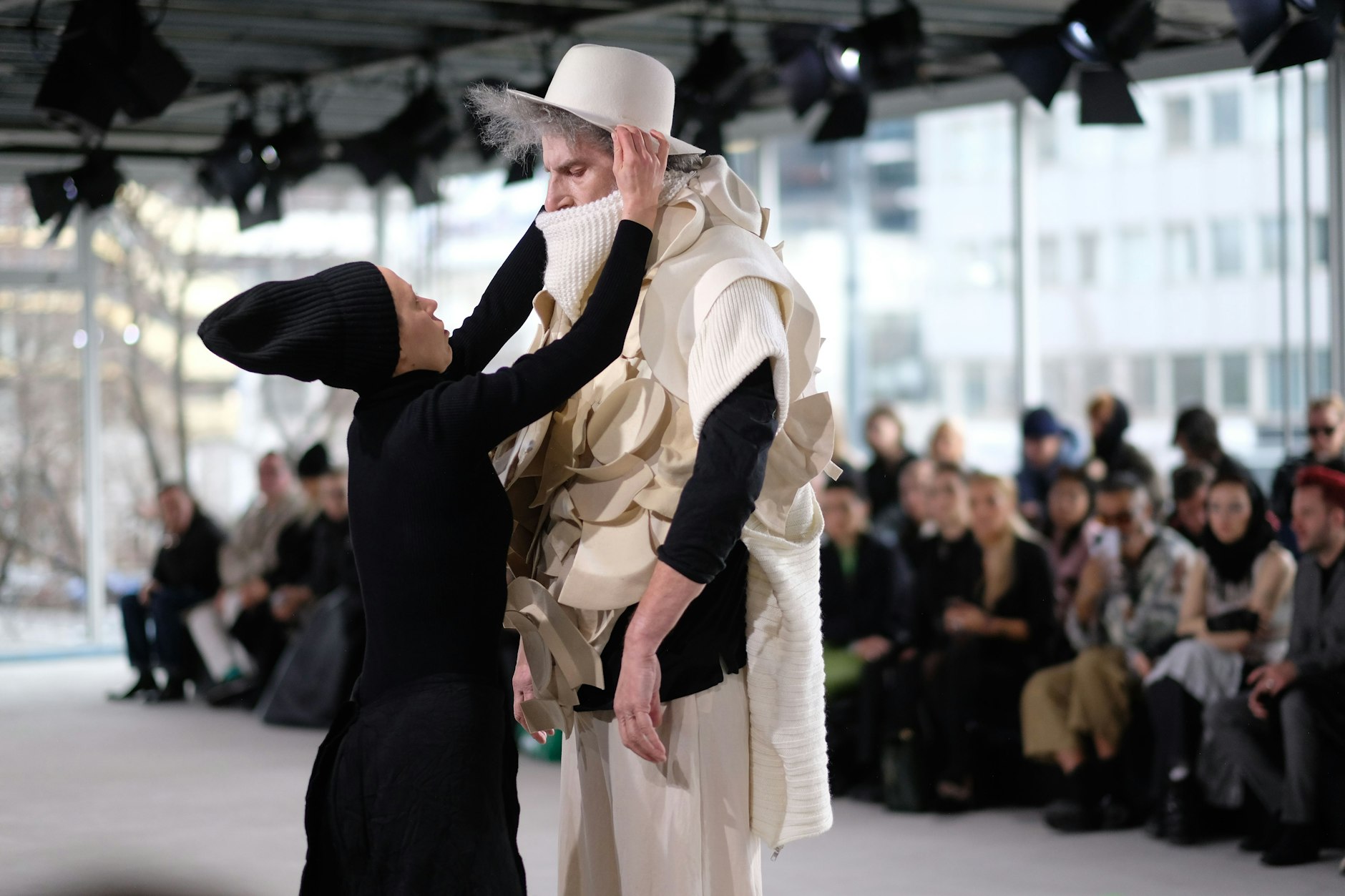 Manche Models werden auf dem Laufsteg der Berliner Fashion Week von Designerin Irina Dzhus (l.) umgestylt.&nbsp;&nbsp;