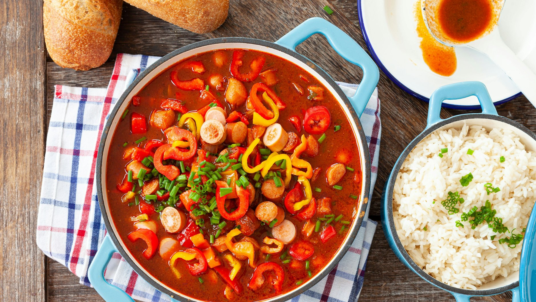Dieses Rezept für Wurstgulasch kann mit anderen Zutaten - beispielsweise Paprika-Stückchen - beliebig erweitert und mit Nudeln oder Reis serviert werden.