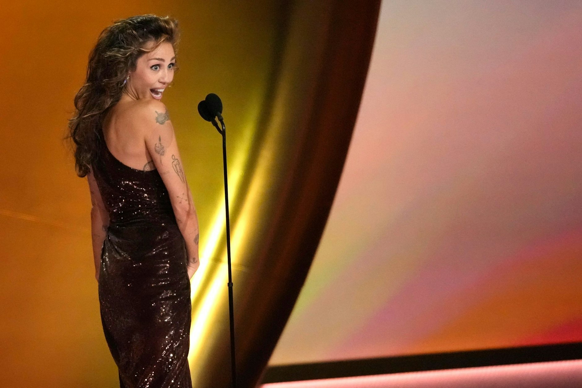 Glückliche Gewinnerin: Miley Cyrus hat mit ihrem Song «Flowers» den begehrten Grammy für die Aufnahme des Jahres gewonnen. Sie stach damit hochkarätige Konkurrenz wie Taylor Swift («Anti-Hero») und Olivia Rodrigo («Vampire») aus.  