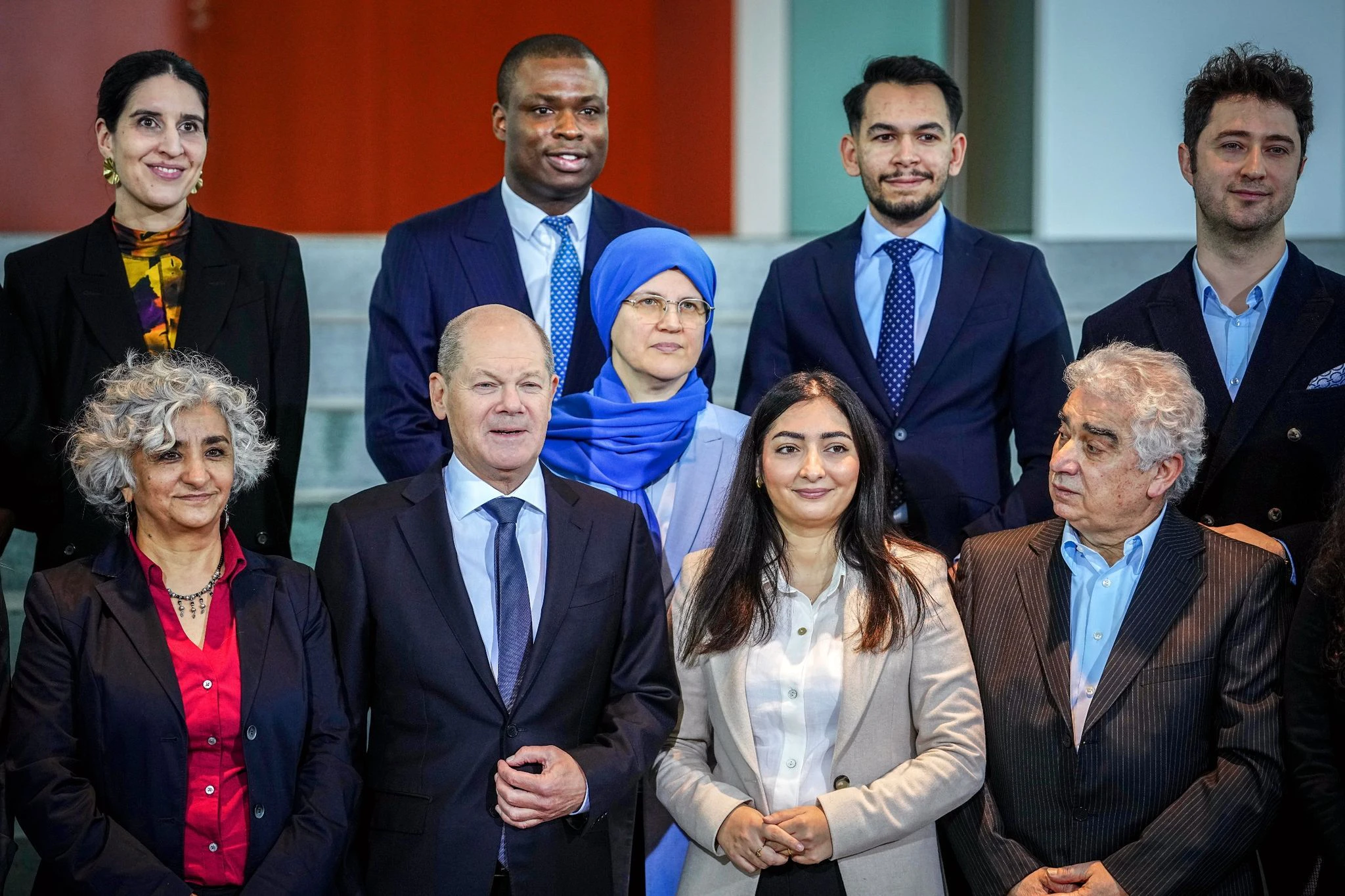 Olaf Scholz (erste Reihe, 2.v.l) und Reem Alabali-Radovan (2.v.r) nehmen am Treffen mit Vertreterinnen und Vertretern von Migrantenorganisationen sowie Netzwerken von Menschen mit Einwanderungsgeschichte teil.  