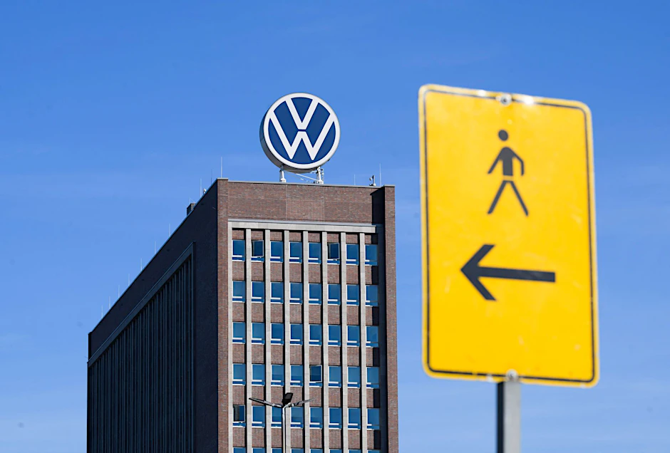ARCHIV - Der Sparkurs bei Volkswagen hat auch Auswirkungen auf Bezahlmodelle für die Mitarbeiter.  