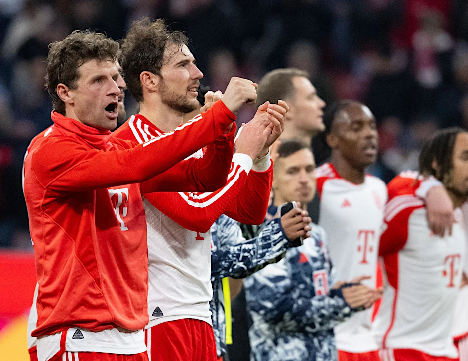 Thomas Müller (l) und seine Bayern freuen sich auf das Topspiel gegen Bayer Leverkusen.  