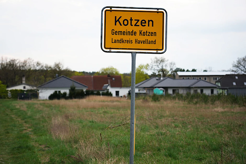 ARCHIV - Das Ortseingangsschild des Ortes «Kotzen» im Landkreis Havelland.  