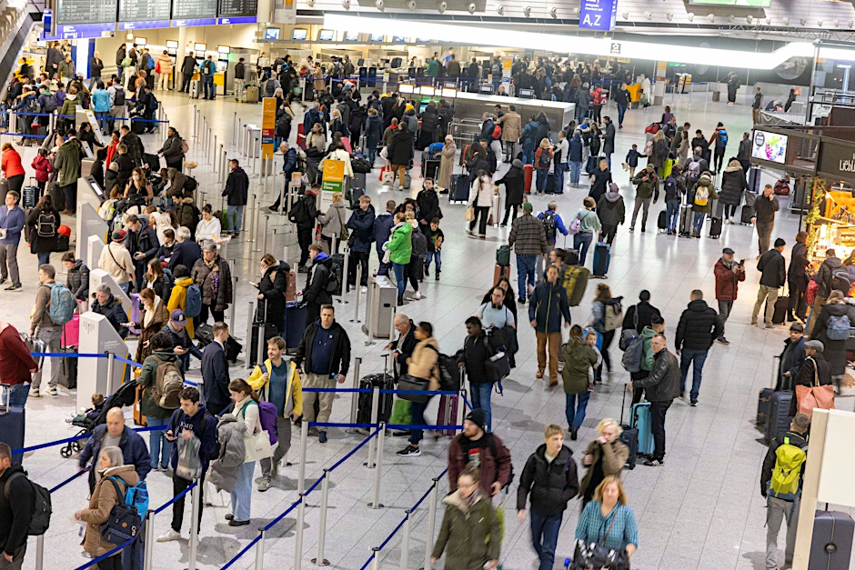 ARCHIV - Im Terminal 1 vom Rhein-Main Flughafen in Frankfurt sind zahlreiche Passagiere unterwegs.  