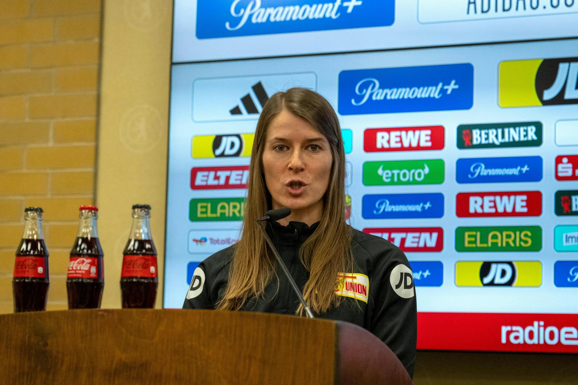 Unions Co-Trainerin Marie-Louise Eta (32) stellte sich am Dienstag vor dem Spiel in Mainz erneut den Fragen der Journalisten. 