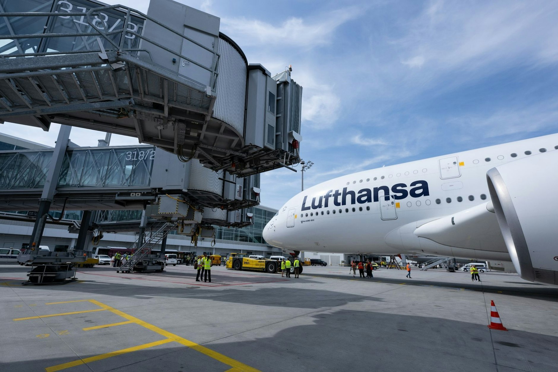 Wer für den Mittwoch (7. Februar) bei der Lufthansa gebucht hat, wird wegen des Warnstreiks wohl am Boden bleiben. (Symbolbild)