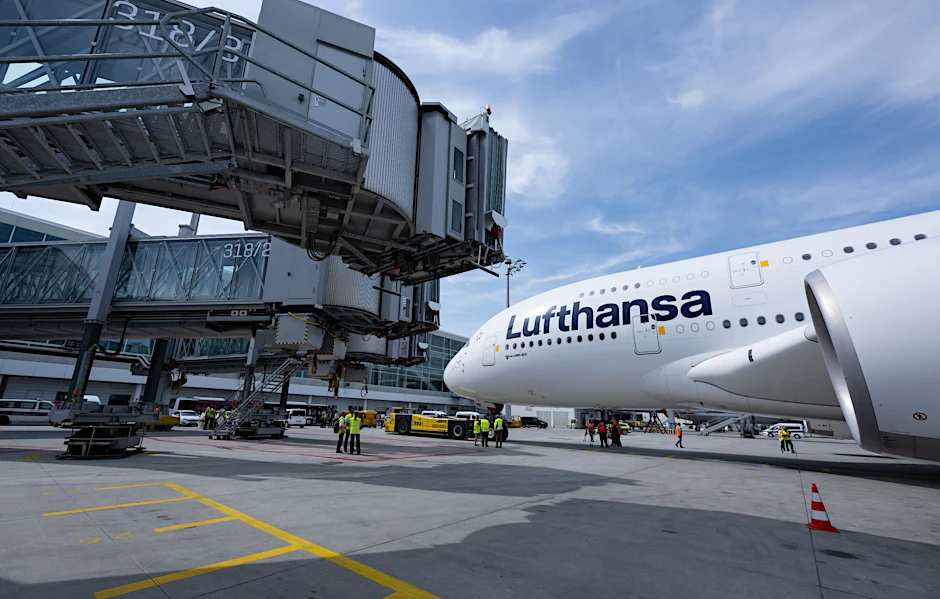 Wer für den Mittwoch (7. Februar) bei der Lufthansa gebucht hat, wird wegen des Warnstreiks wohl am Boden bleiben. (Symbolbild)