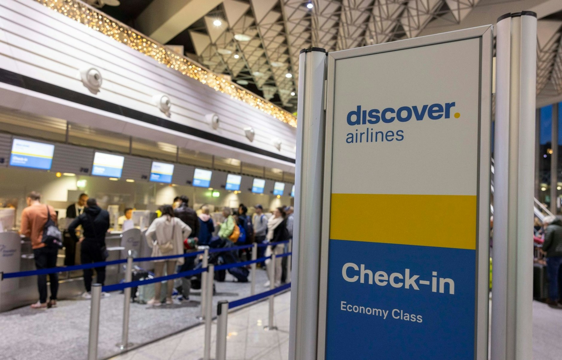 ARCHIV - Check-in der Lufthansa-Tochter Discover Airlines am Frankfurter Flughafen.